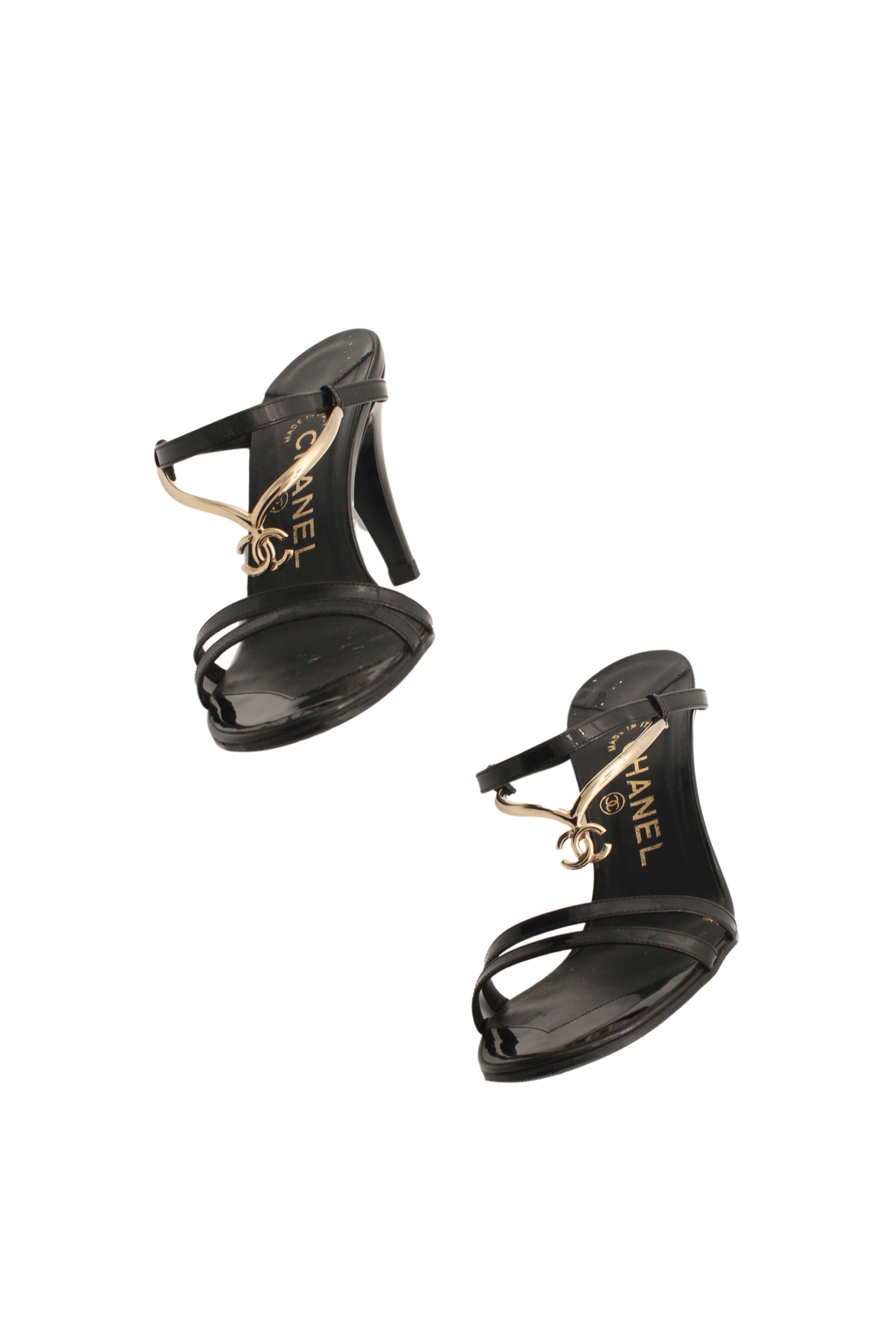 Chanel Resort 2008 - Talons à breloques en cuir verni avec logo CC en vente 2