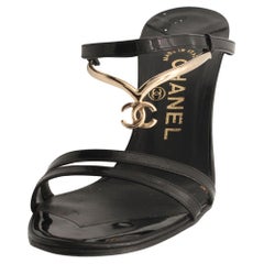 Chanel Resort 2008 CC Logo Charm Lackleder Riemchenabsatz Heels mit Absatz aus Lackleder