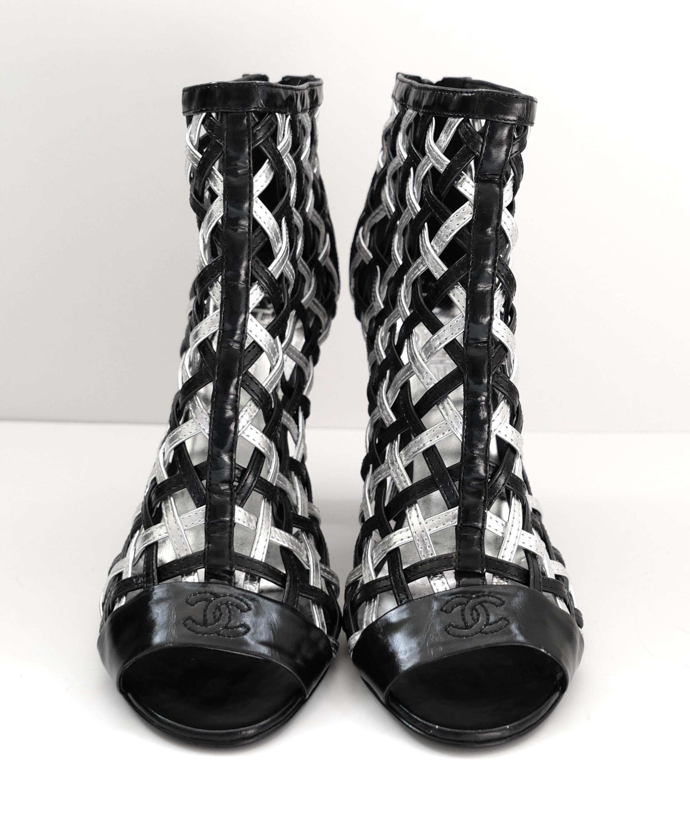 Noir Chanel Resort 2009 - Bottines en treillis noires et argentées en vente