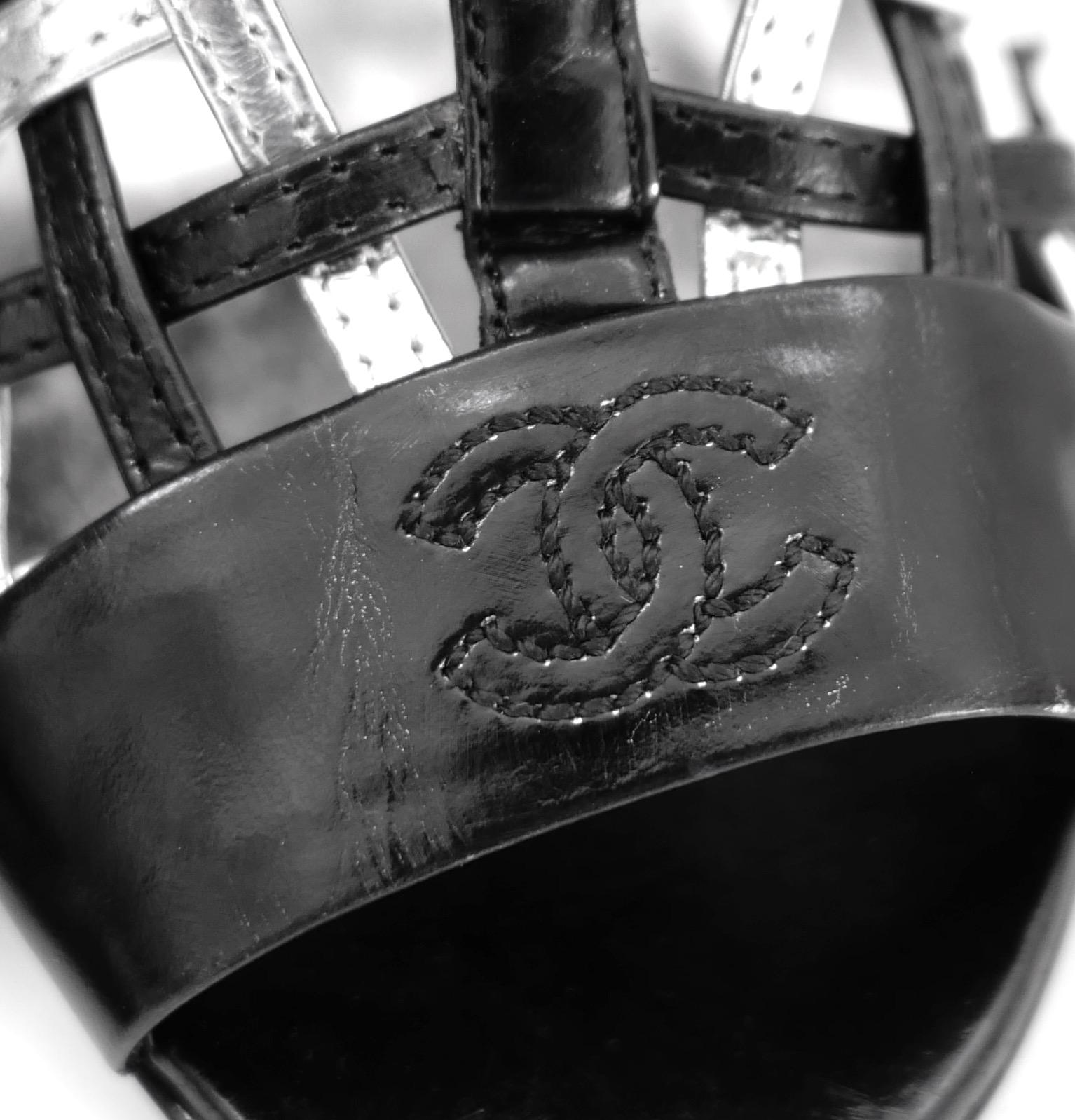 Chanel Resort 2009 - Bottines en treillis noires et argentées Neuf - En vente à London, GB