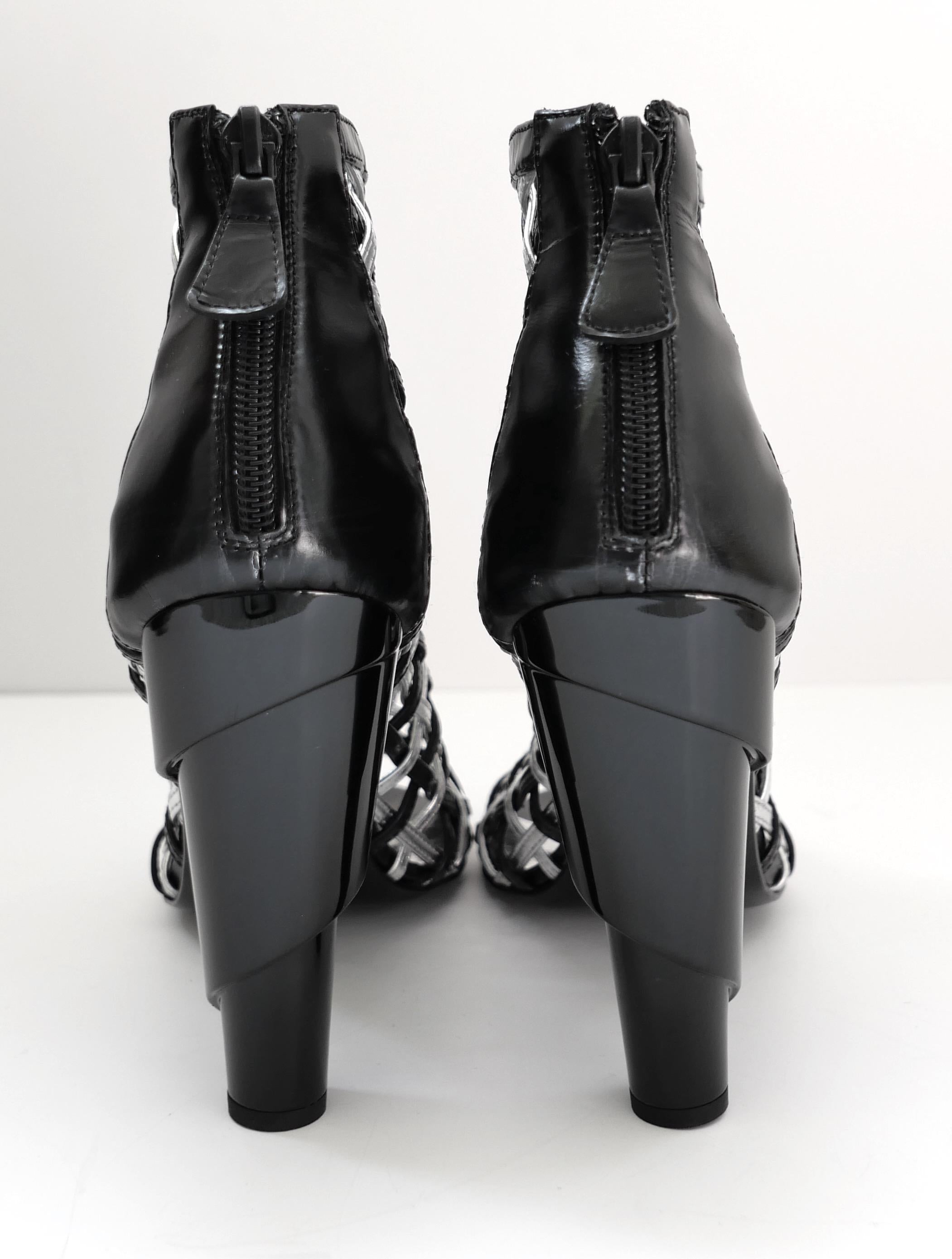 Chanel Resort 2009 - Bottines en treillis noires et argentées Pour femmes en vente