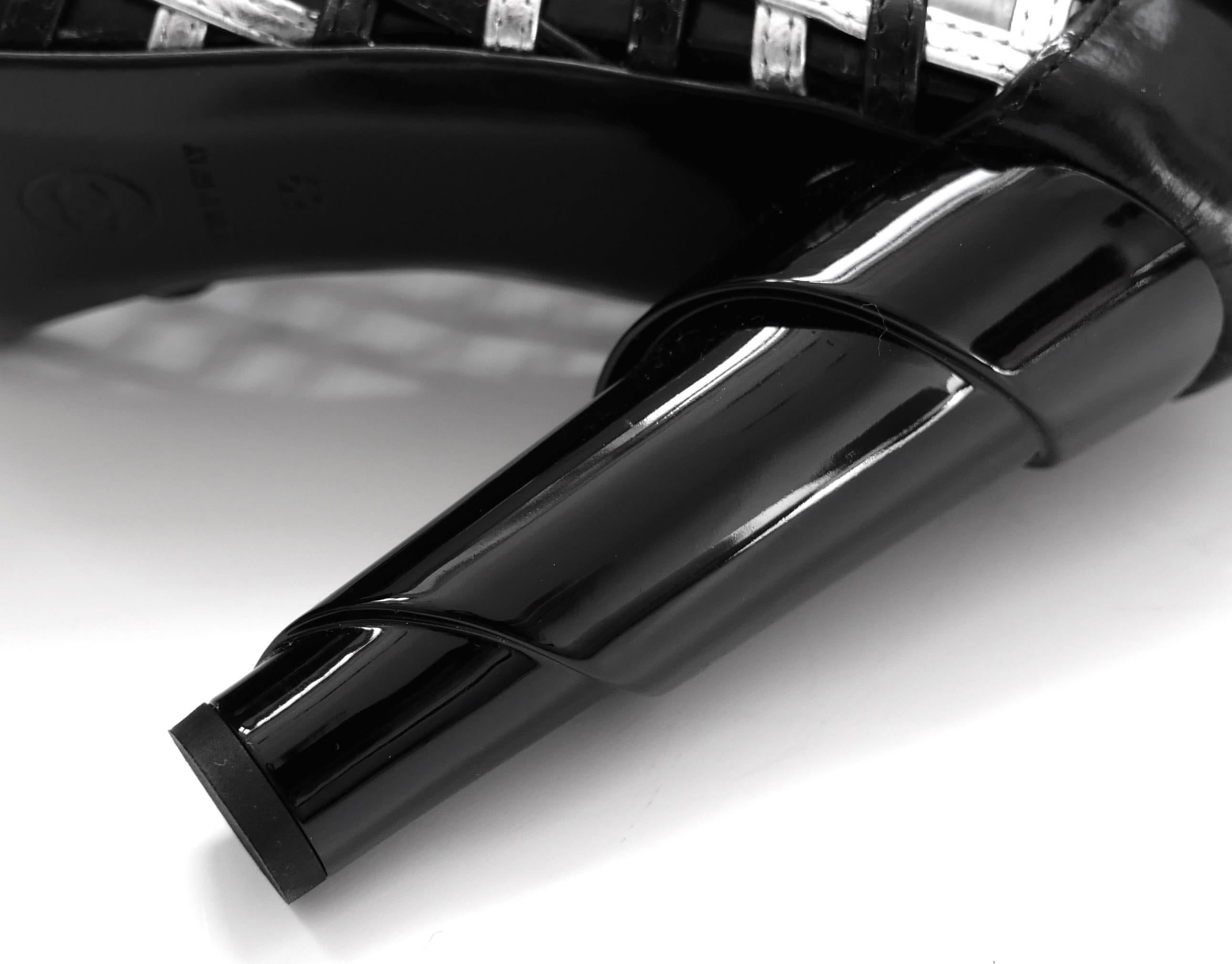 Chanel Resort 2009 - Bottines en treillis noires et argentées en vente 1