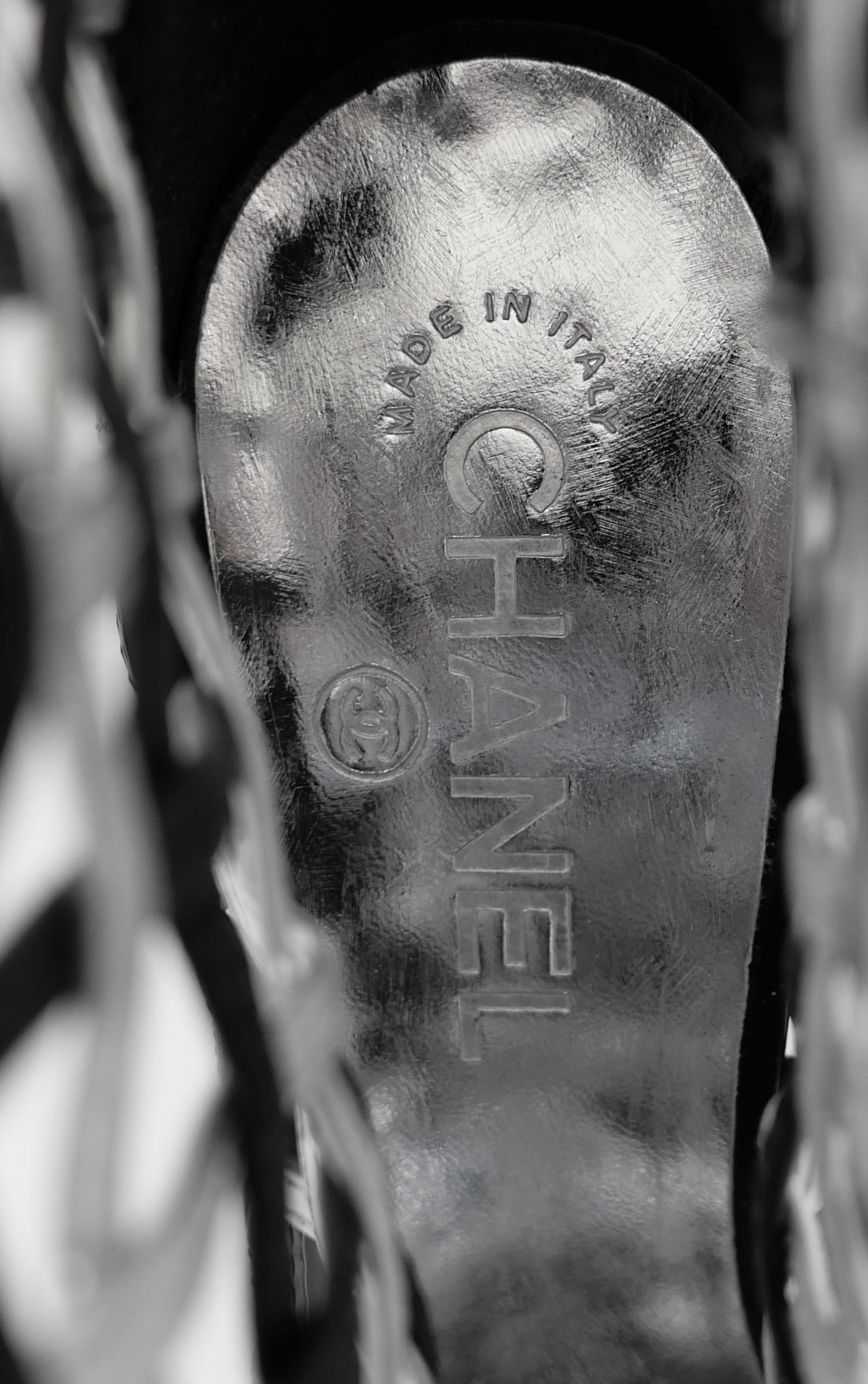 Chanel Resort 2009 - Bottines en treillis noires et argentées en vente 2