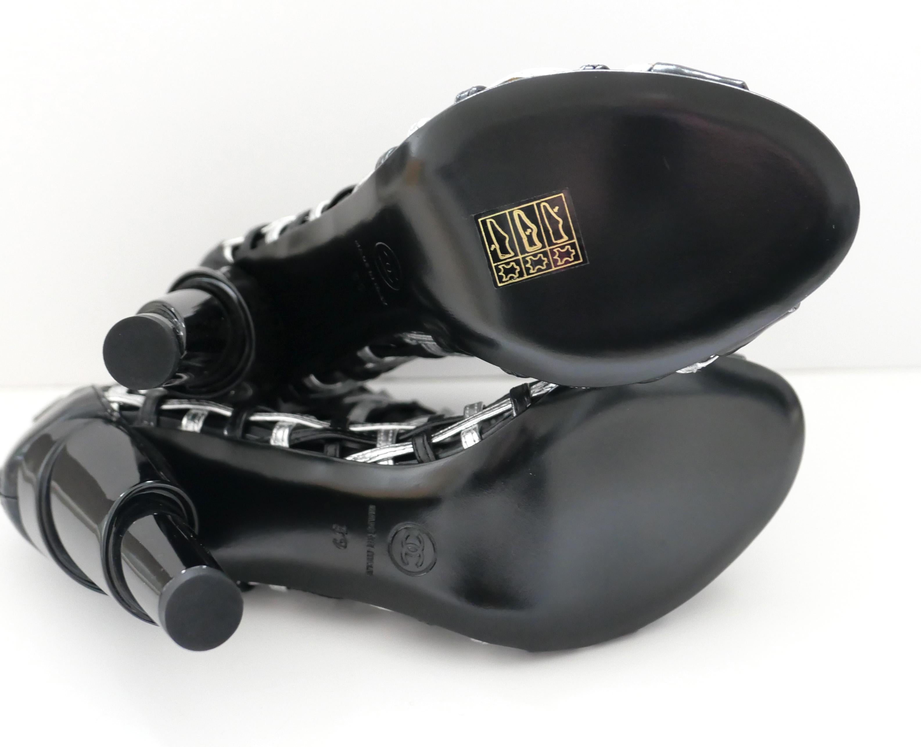 Chanel Resort 2009 - Bottines en treillis noires et argentées en vente 4