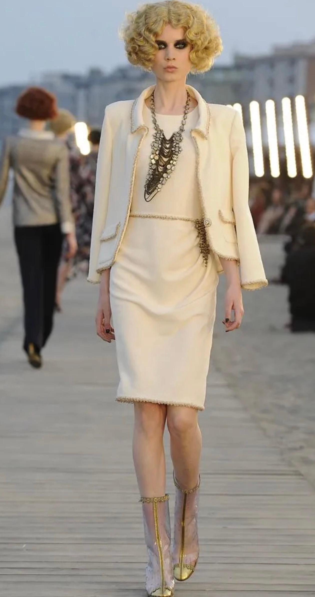 Veste Chanel en tweed de la collection Paris Venise Resort 2010, très bon état léger jaunissement sur la doublure en soie au niveau des aisselles, vue sur Penelope Cruz et c'est une pièce de défilé. 