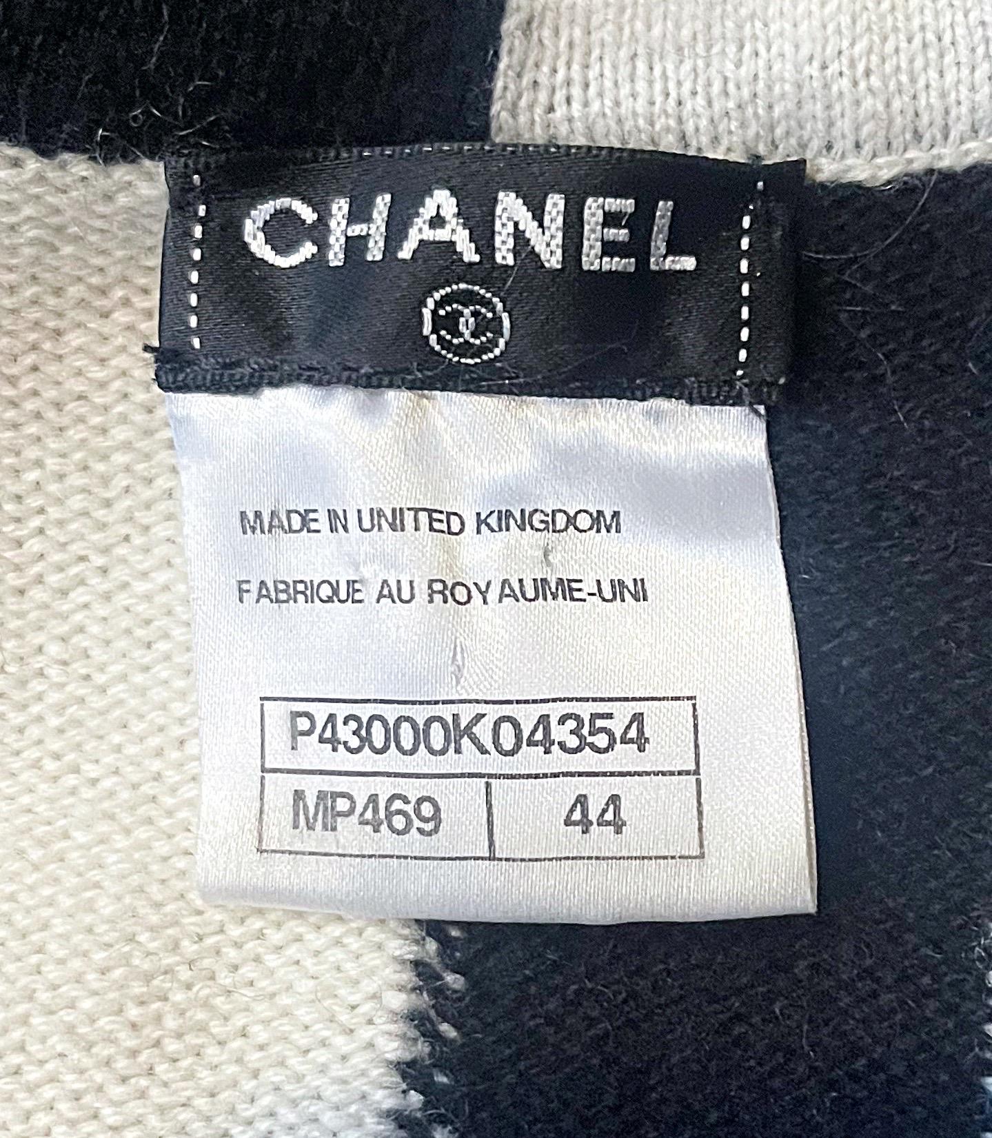 Beige Chanel Resort 2012 Runway Size 44 Black and White Cashmere Short Sleeve Sweater For Sale
