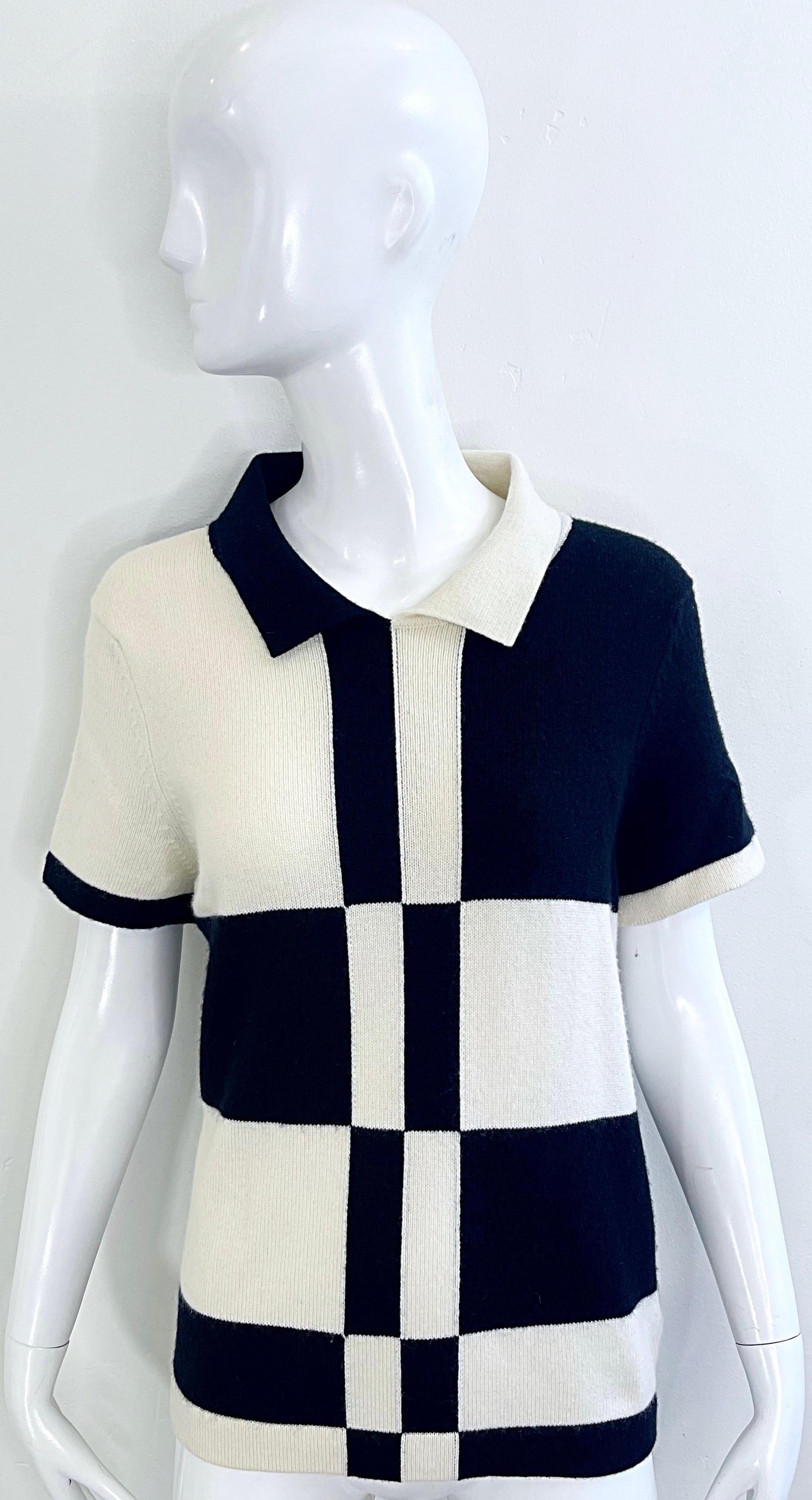 Chanel Resort 2012 Runway Size 44 Black and White Cashmere Short Sleeve Sweater In Excellent Condition For Sale In San Diego, CA