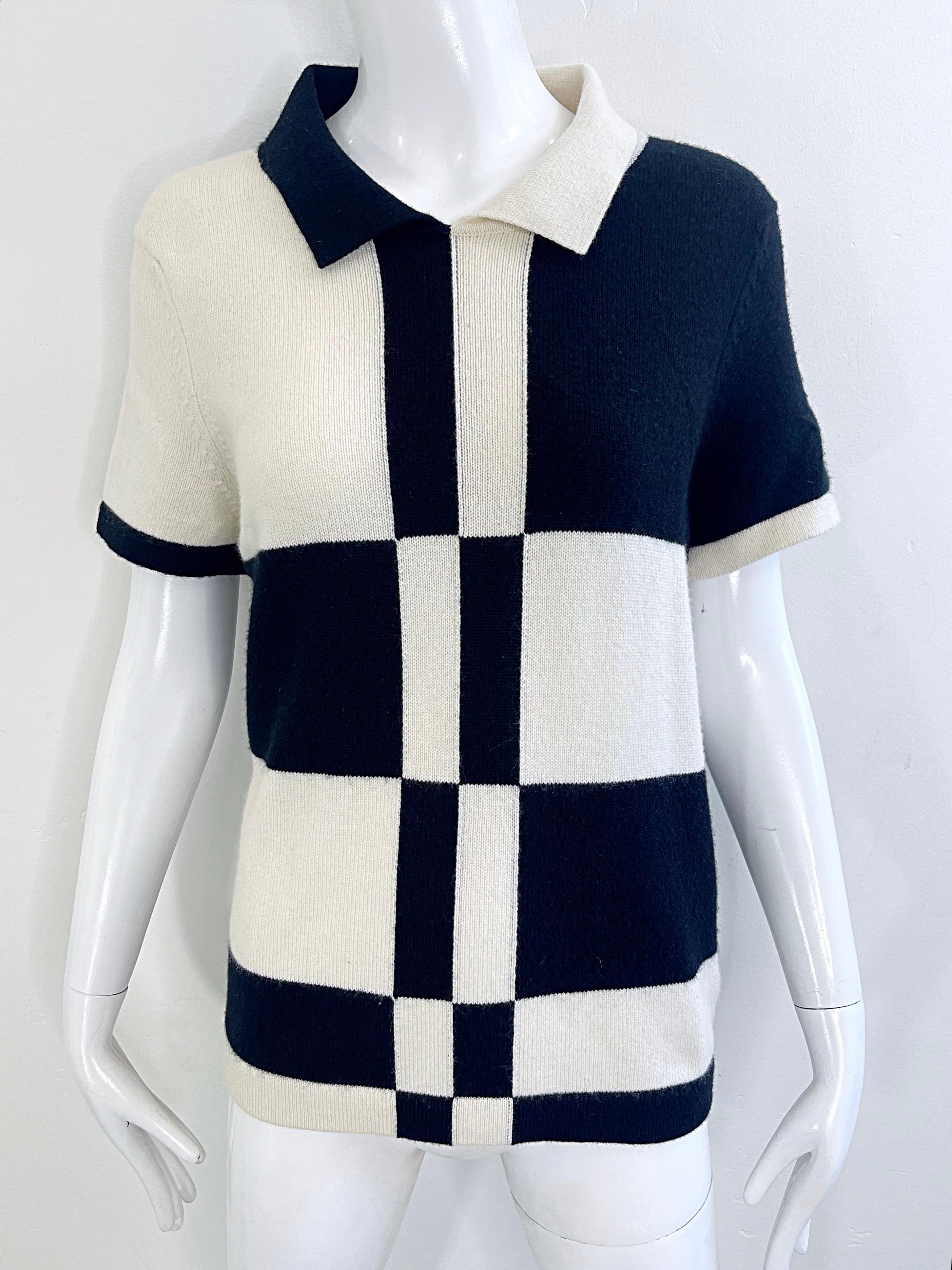 Chanel Resort 2012 Runway Size 44 Black and White Cashmere Short Sleeve Sweater For Sale 2
