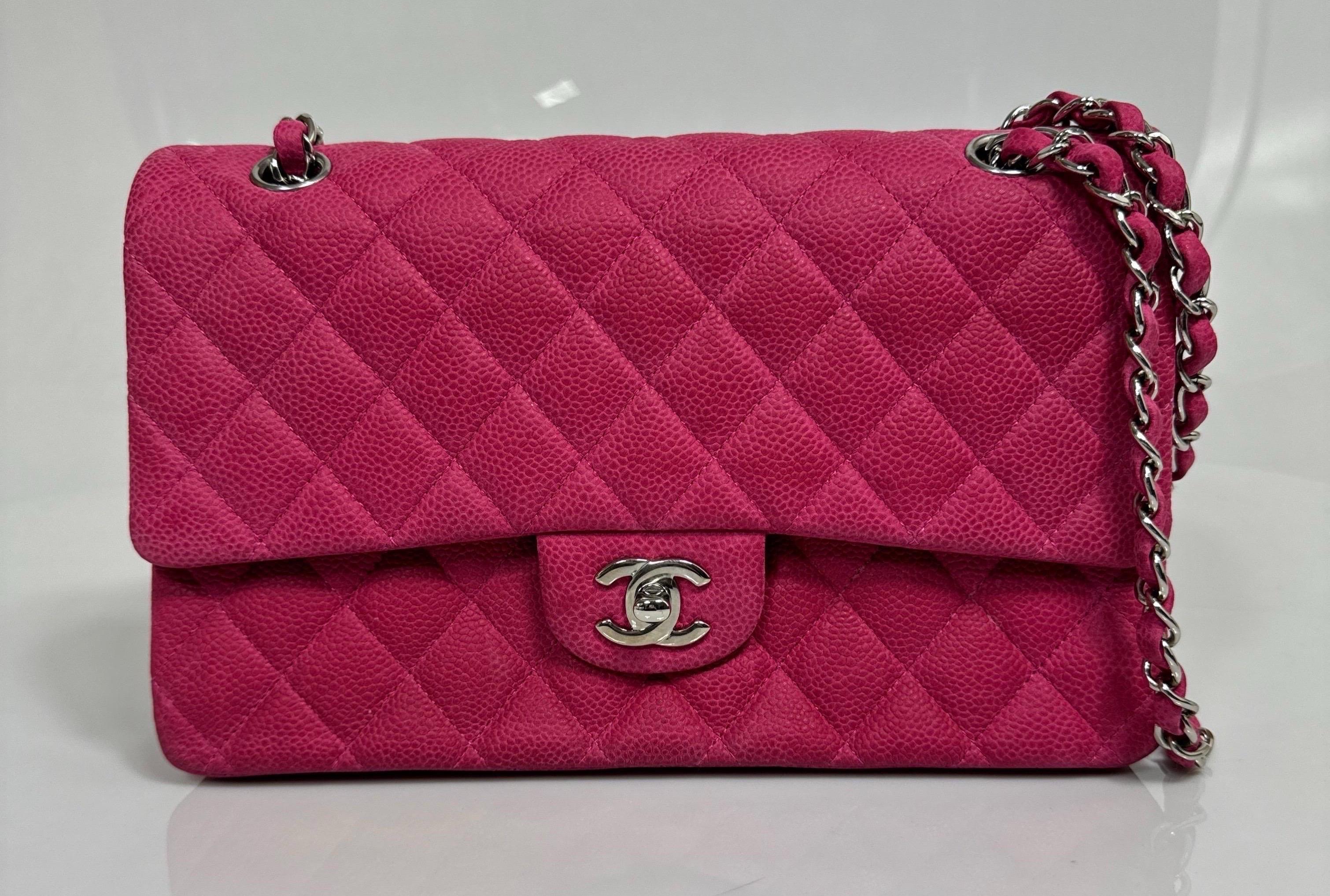 Chanel Resort 2013 Fuchsia Pink Matte Caviar Medium Double Flap Classic -SHW Diese Chanel Medium zeitlose klassische doppelte Klappe aus dem Resort / Cruise 2013 Collection ist in fuchsia rosa matt gesteppt genarbtem Kaviar Leder und poliertem