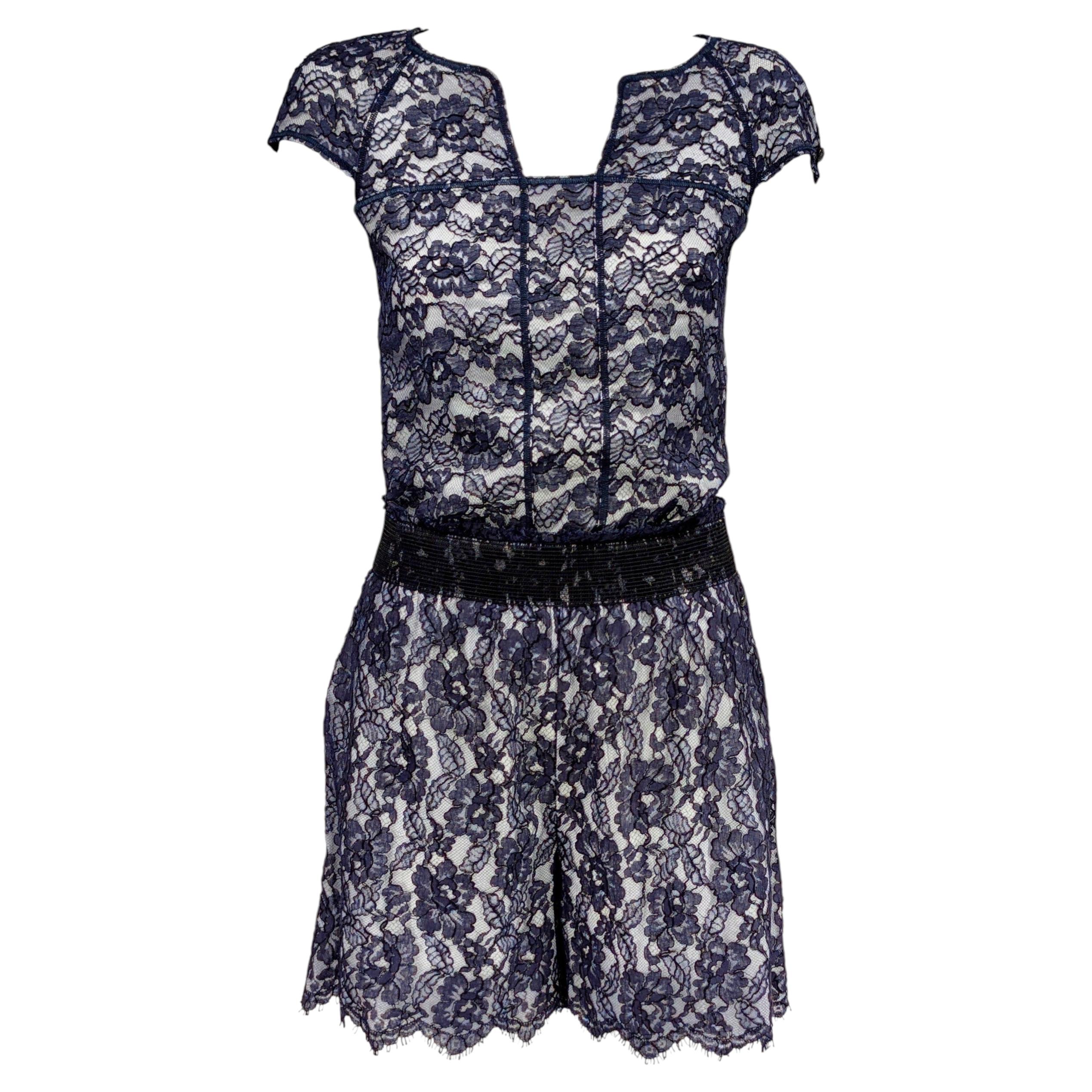 Ensemble chemisier et short en dentelle bleue Chanel Collection Croisière 2014, taille 38 (FR)