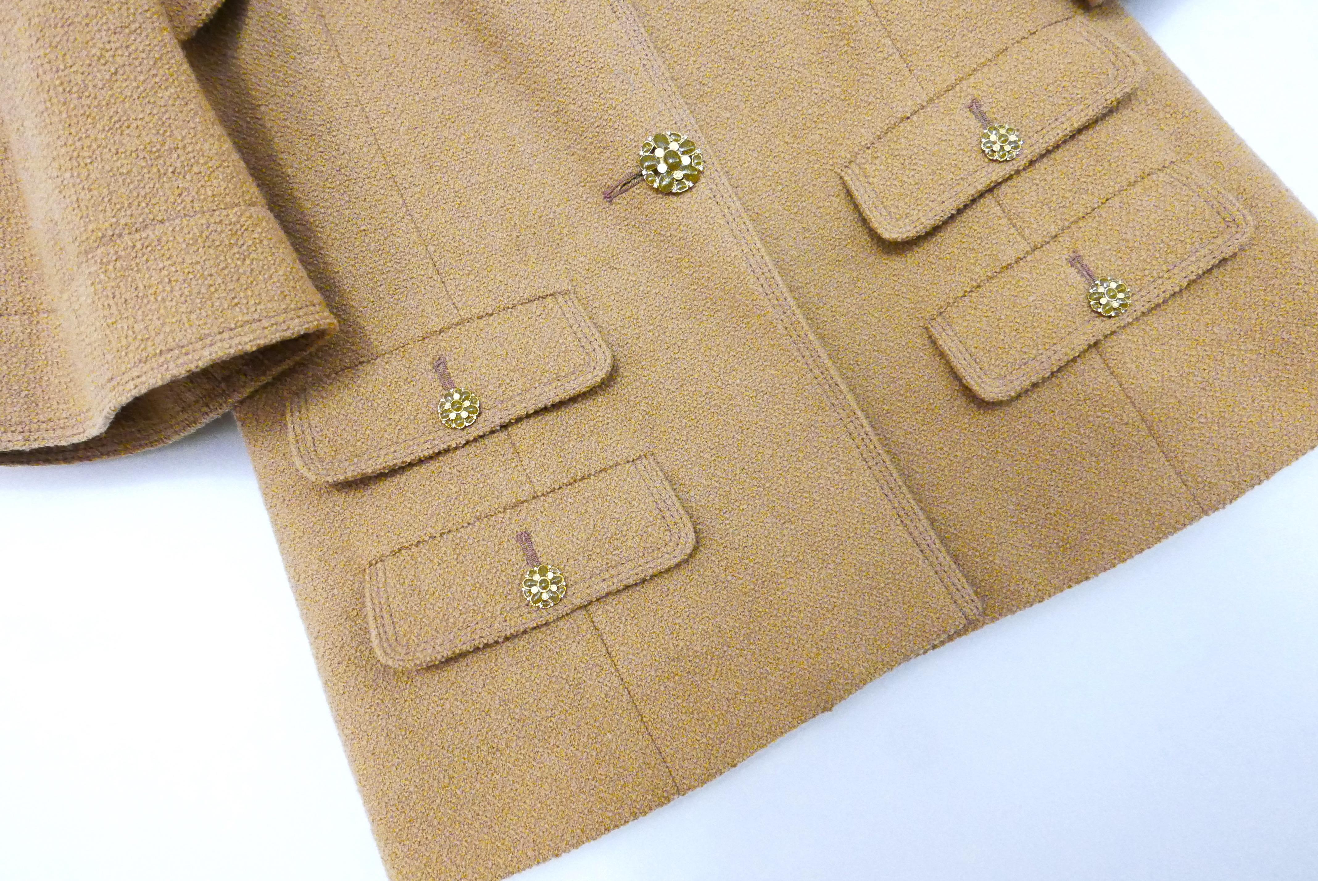 Atemberaubende Chanel Jacke aus der Resort 2015 Kollektion. Einmal getragen und dann sorgfältig aufbewahrt.

Gefertigt aus kamelfarbener Wolle mit Bouclé-Struktur und atemberaubenden Gripoix-Glasknöpfen. Es hat 4 Vordertaschen, weite Ärmel und einen