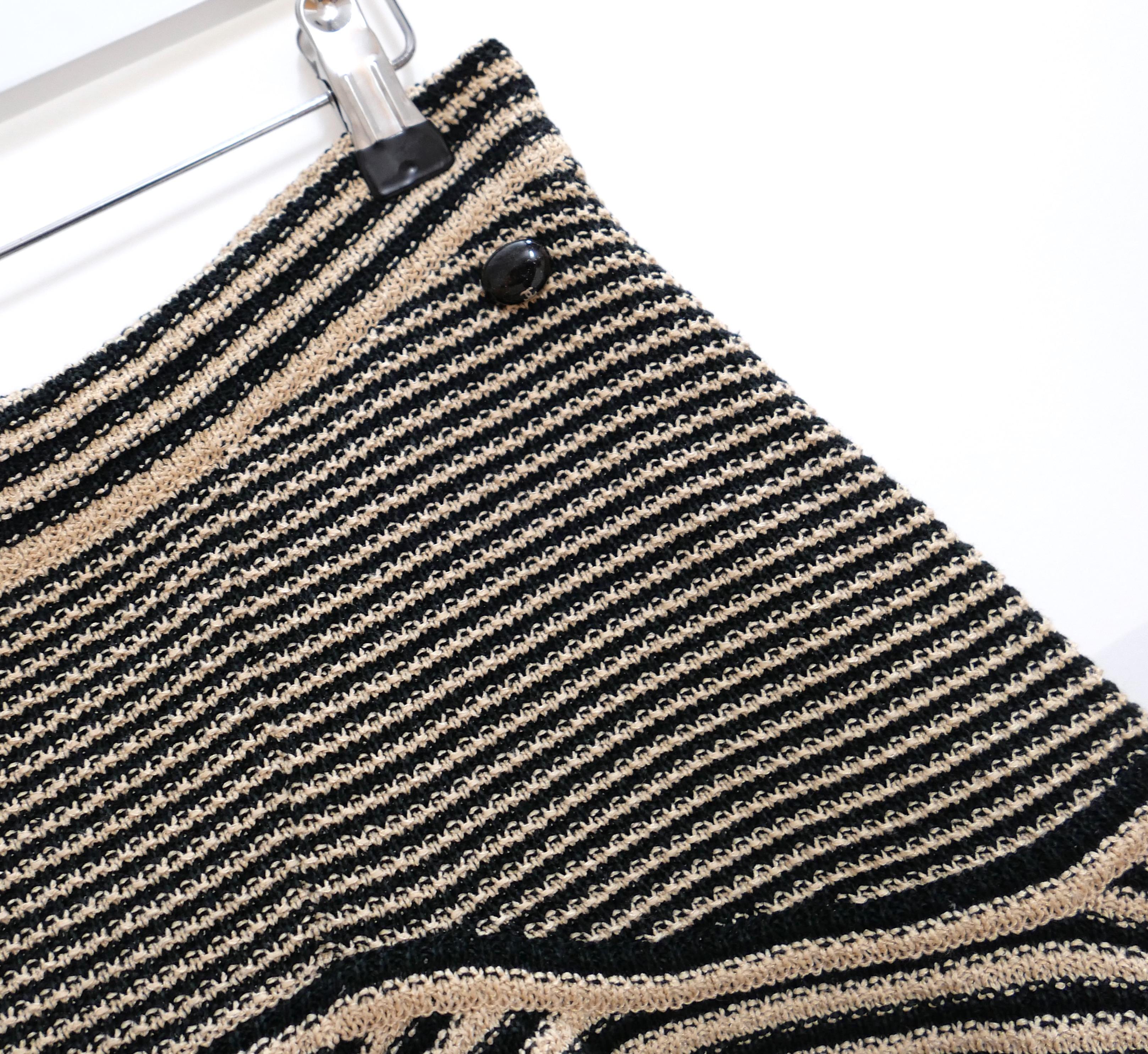 Nero Gonna svasata Chanel Resort 2015 in maglia di carta/cotone/seta in vendita