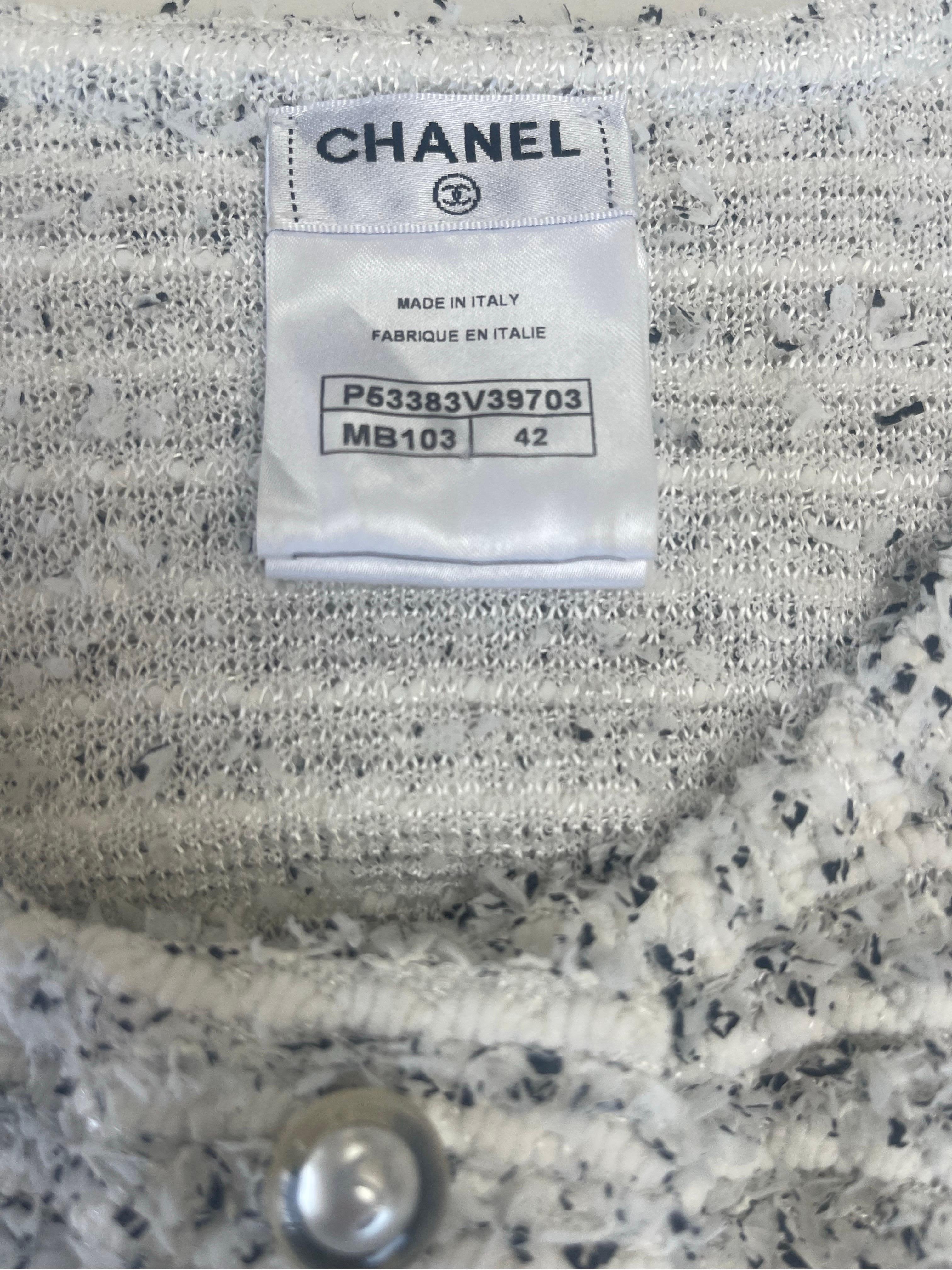 Chic Chanel, by Karl Lagerfeld, Cruise / Resort 2016 white and black long sleeve tunic top! Soft fabric is composed of Nylon (52%), Rayon (47%), and Polyester (3%). Four CC embossed pearl buttons up the center bodice, and one on each mock pocket. A
