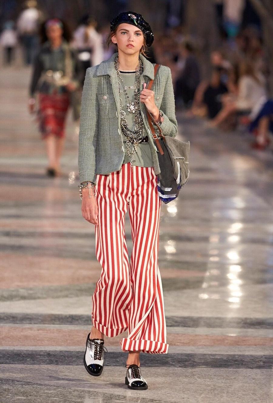 Impresionantes pantalones Chanel de pernera ancha a rayas de la colección Resort 2017 - looks 29 y 30 de la pasarela. Sin usar. Fabricada en poliéster/algodón grueso texturizado a rayas rojas y crema, con botones partidos texturizados superchulos en