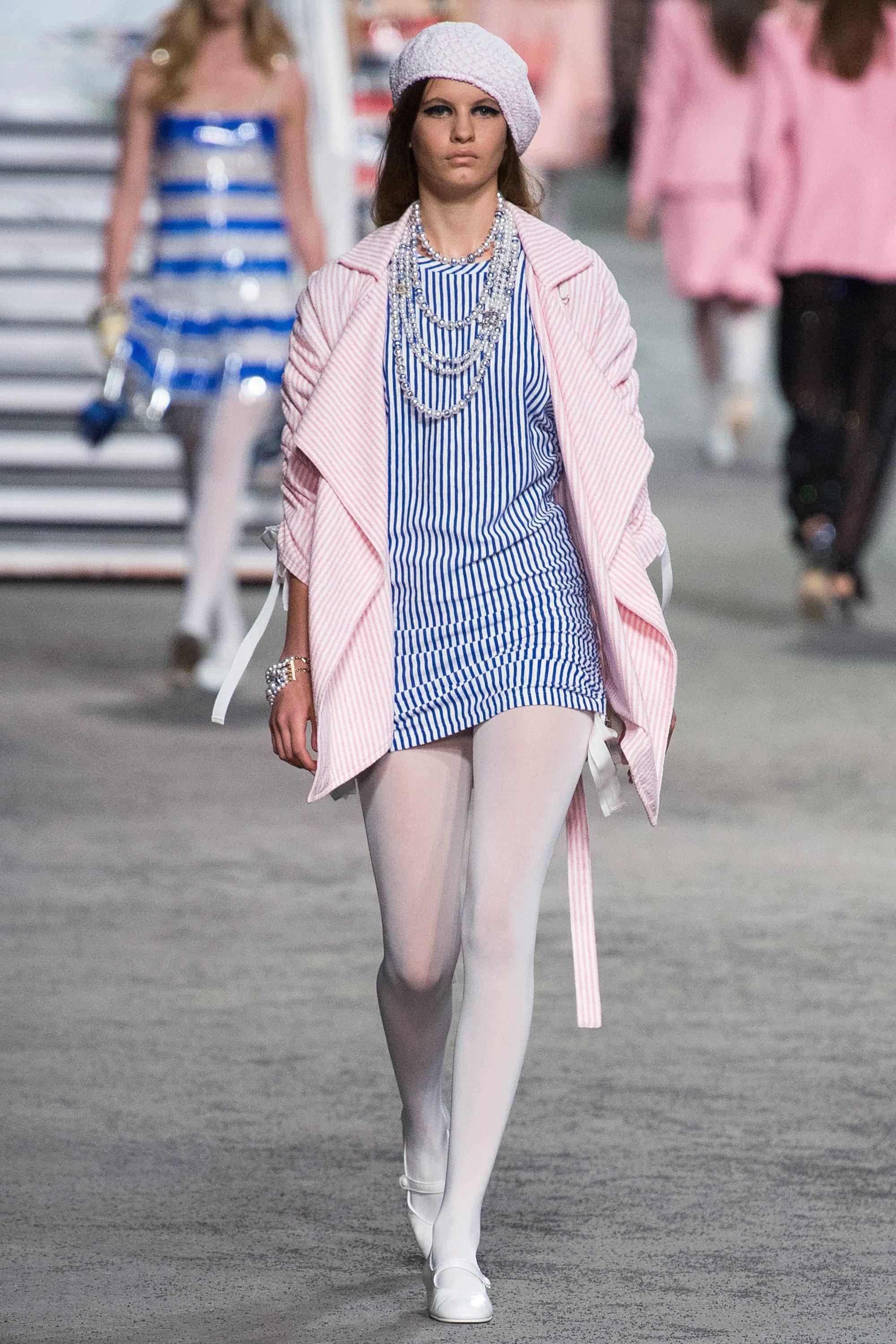 CHANEL Resort 2019 LA PAUSA Collection
Dress in very light white cotton jersey with blue vertical stripes. Bateau neckline with CC logo embroidered at the base of the neckline. Dress length and sleeves adjustable with white grosgrain ribbons.
65%