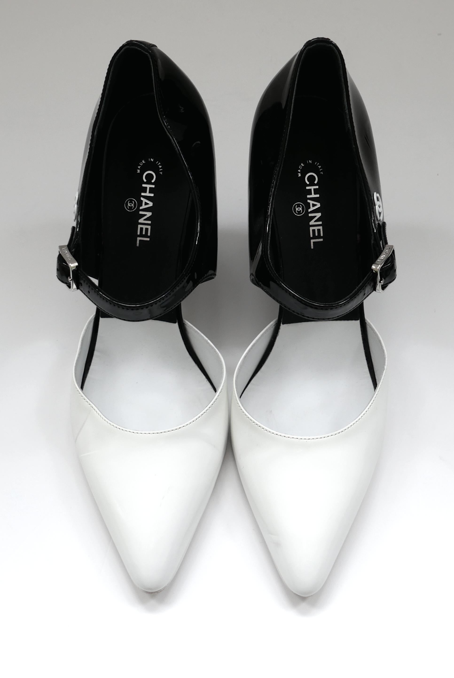 Chanel Resort 2020 Tacones de charol en blanco y negro Negro en venta