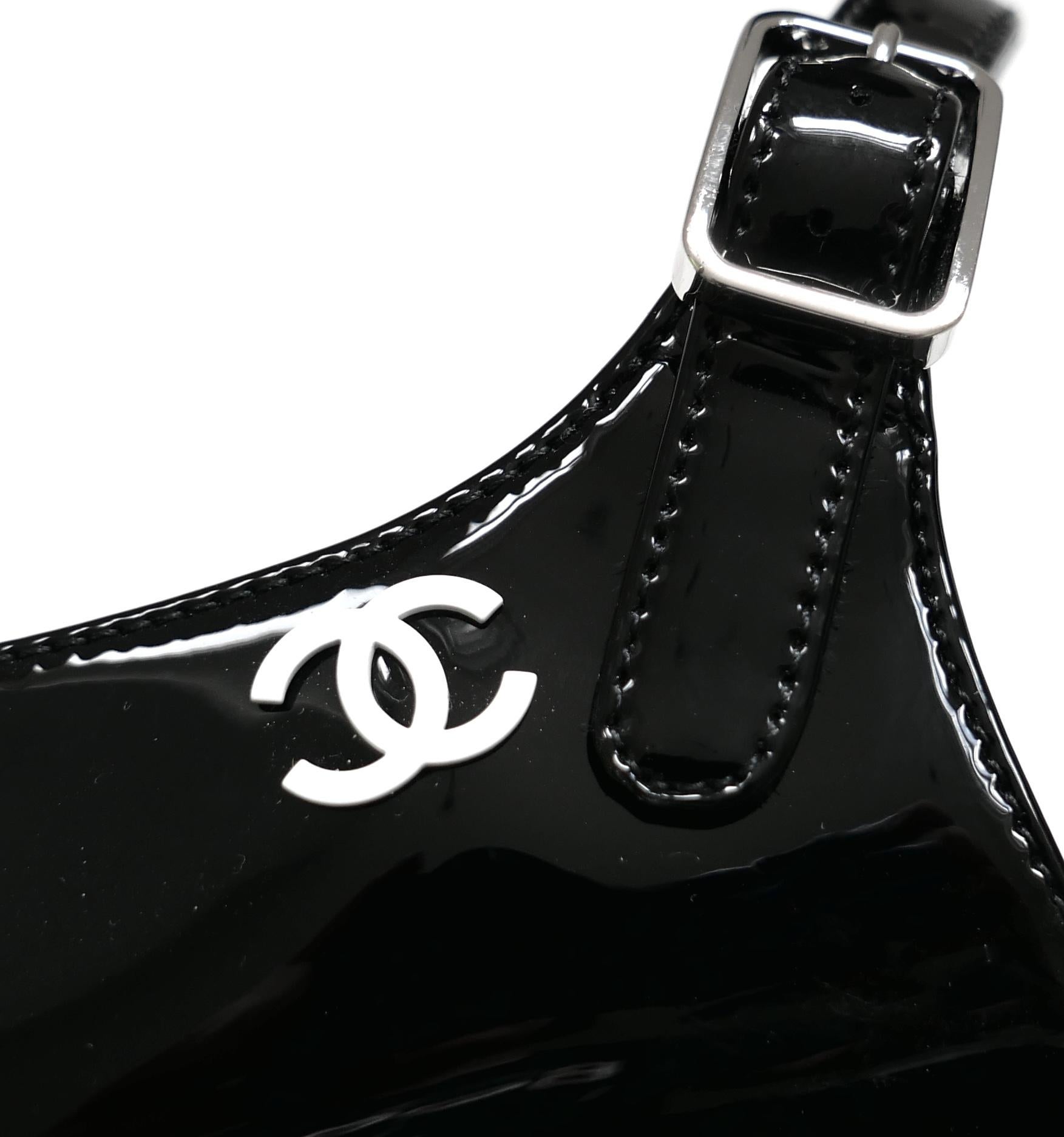 De las mujeres Chanel Resort 2020 Tacones de charol en blanco y negro en venta