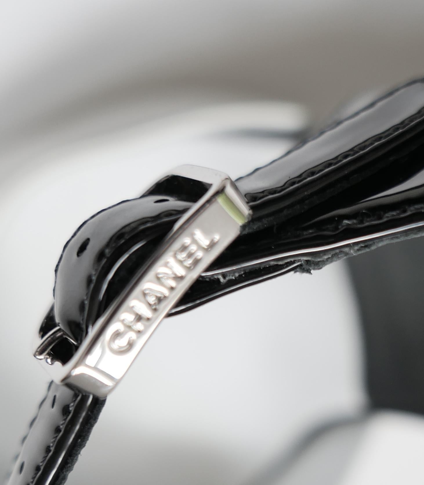 Chanel Resort 2020 Tacones de charol en blanco y negro en venta 1