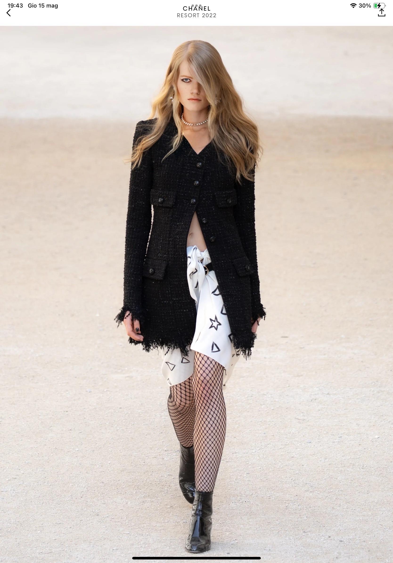 Chaqueta Chanel.
Colección Resort 2022.
En algodón y poliamida.
Forrado en seda.
Talla 34 francesa que corresponde a una 38 italiana.
Hombros 38 cm
Busto 38 cm
Largo 84 cm
Manga 65 cm
Nuevo, nunca usado. Viene con un botón extra.
Se entrega con
