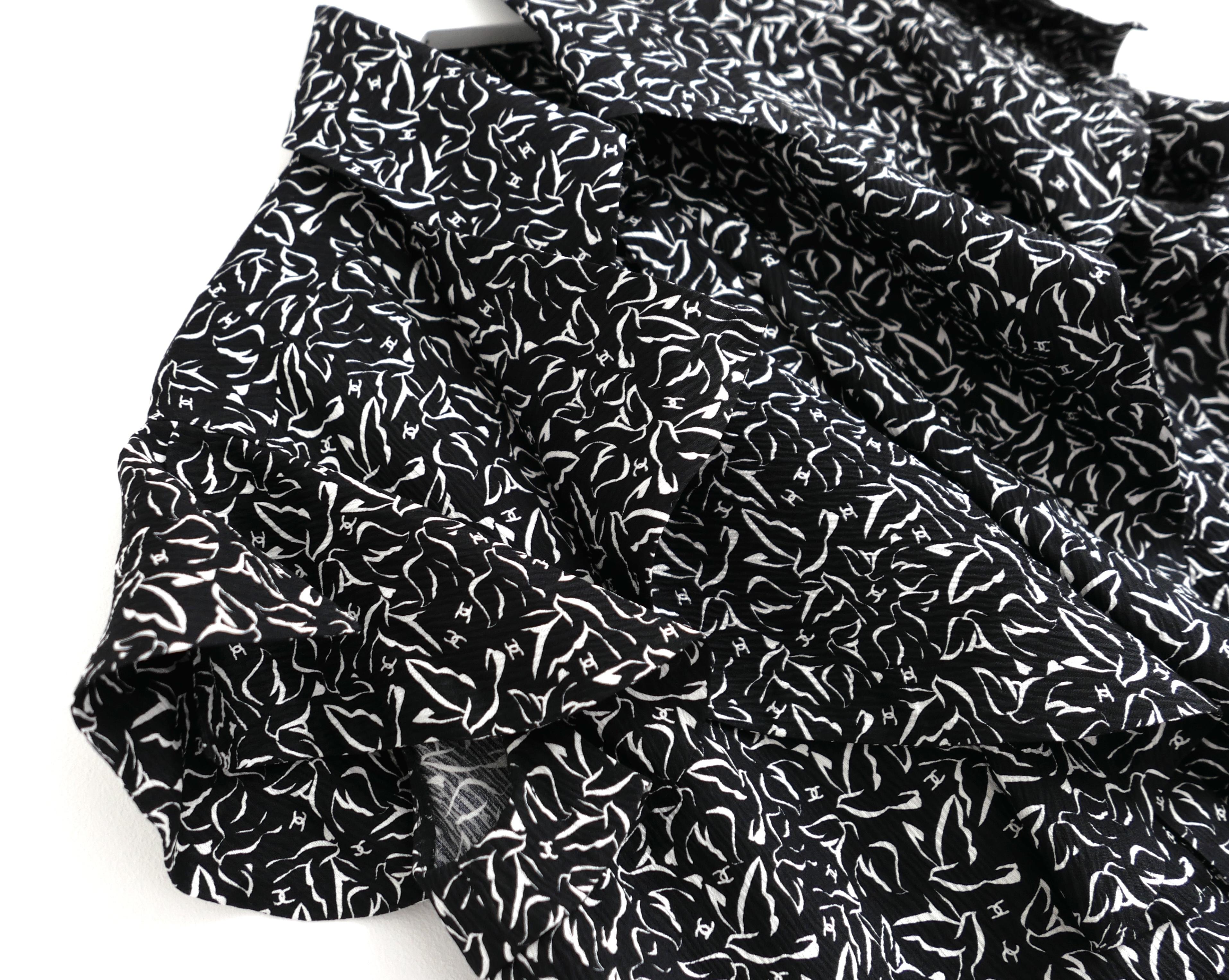 Chanel Resort 2022 Blusa de seda con estampado de palomas y logotipos Negro en venta