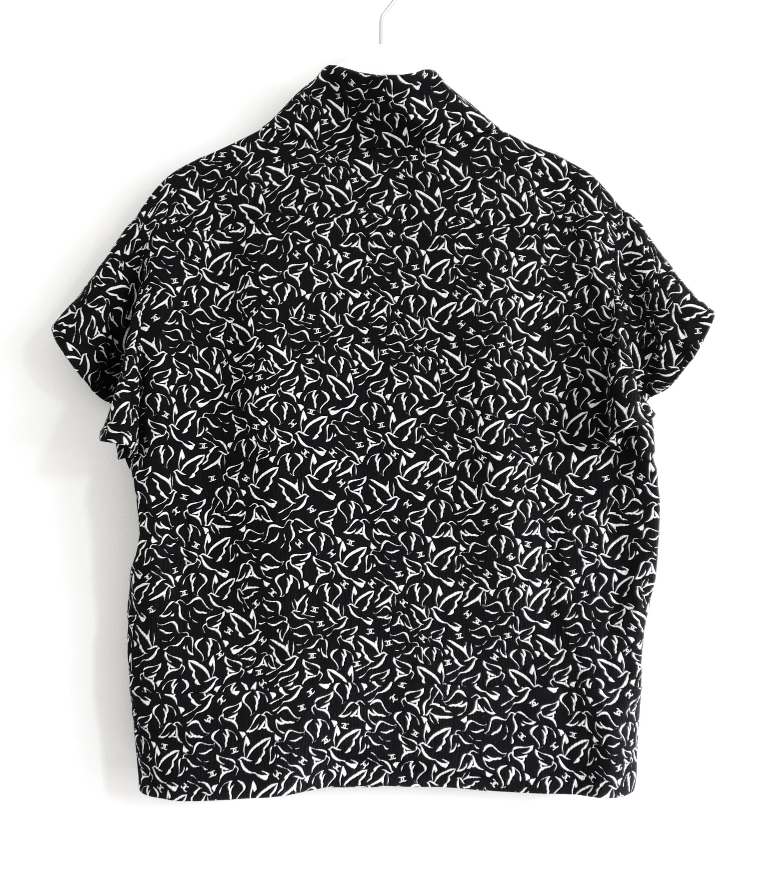Chanel Resort 2022 Blusa de seda con estampado de palomas y logotipos en venta 1