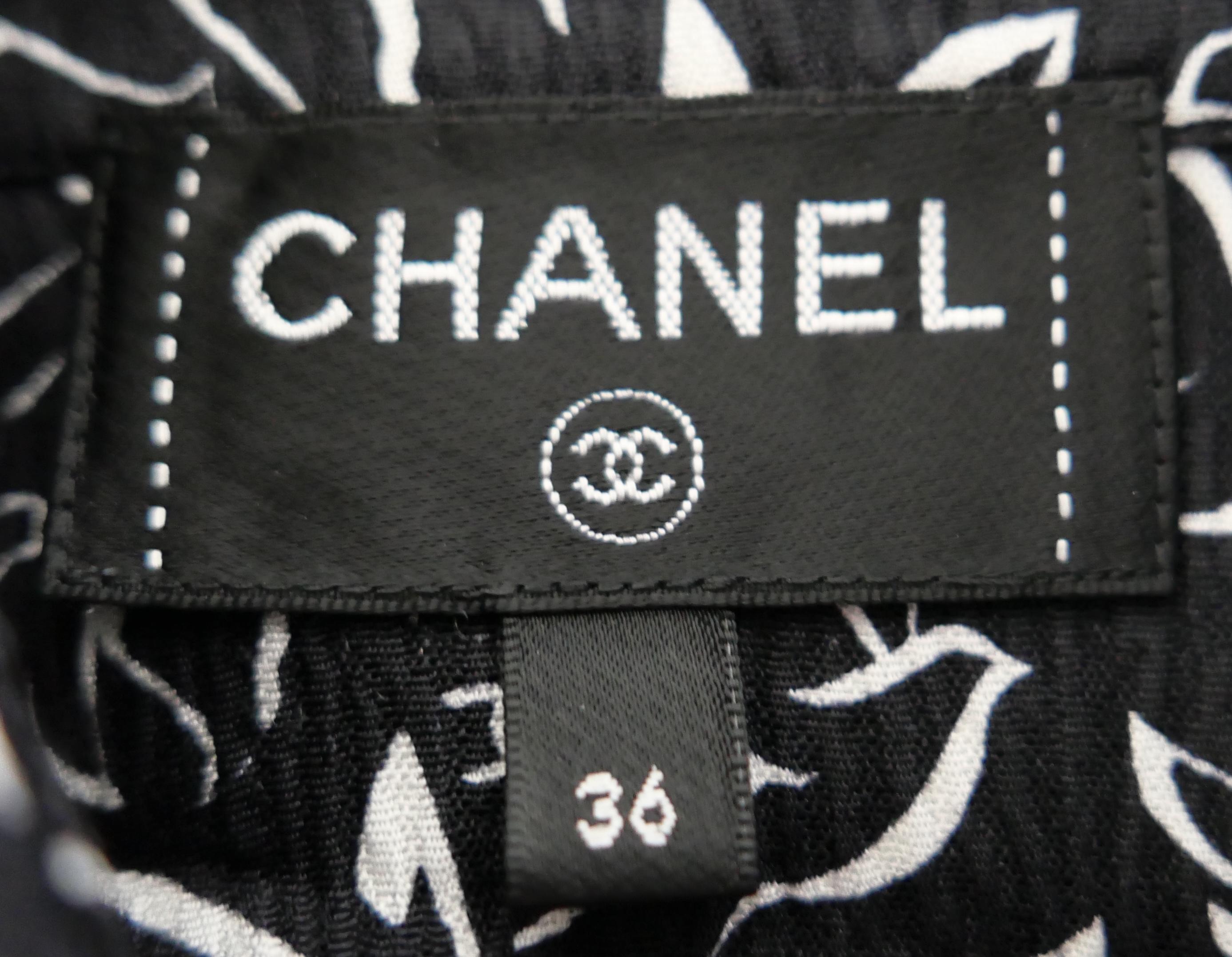 Chanel Resort 2022 Blusa de seda con estampado de palomas y logotipos en venta 2