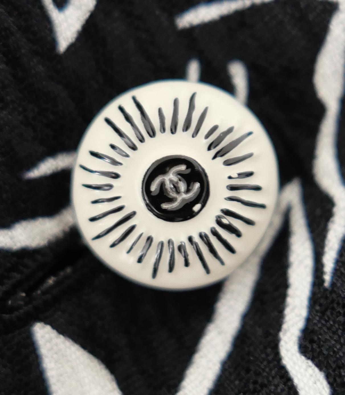 Chanel Resort 2022 Blusa de seda con estampado de palomas y logotipos en venta 3