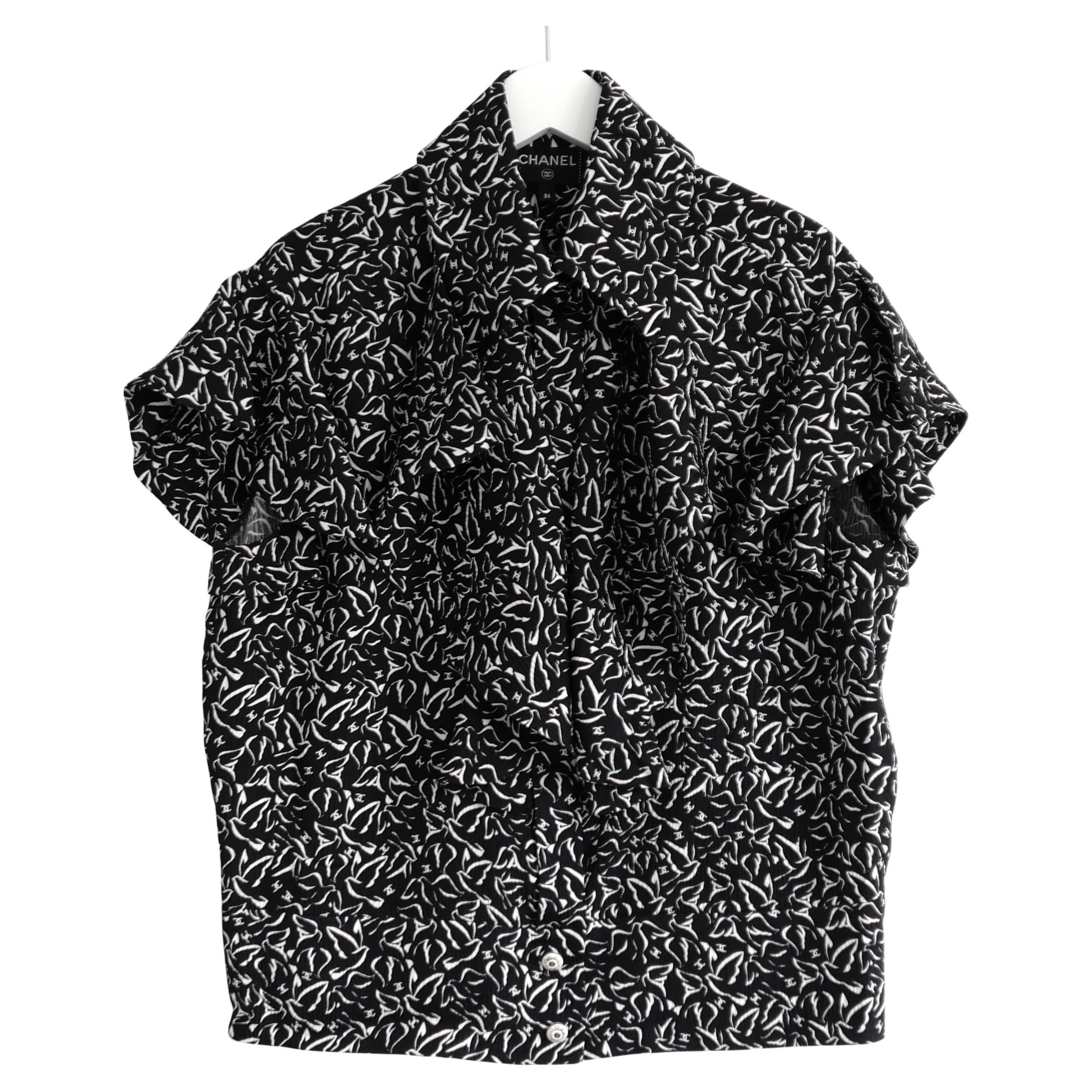 Chanel Resort 2022 Blusa de seda con estampado de palomas y logotipos en venta