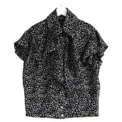Chanel Resort 2022 Blusa de seda con estampado de palomas y logotipos
