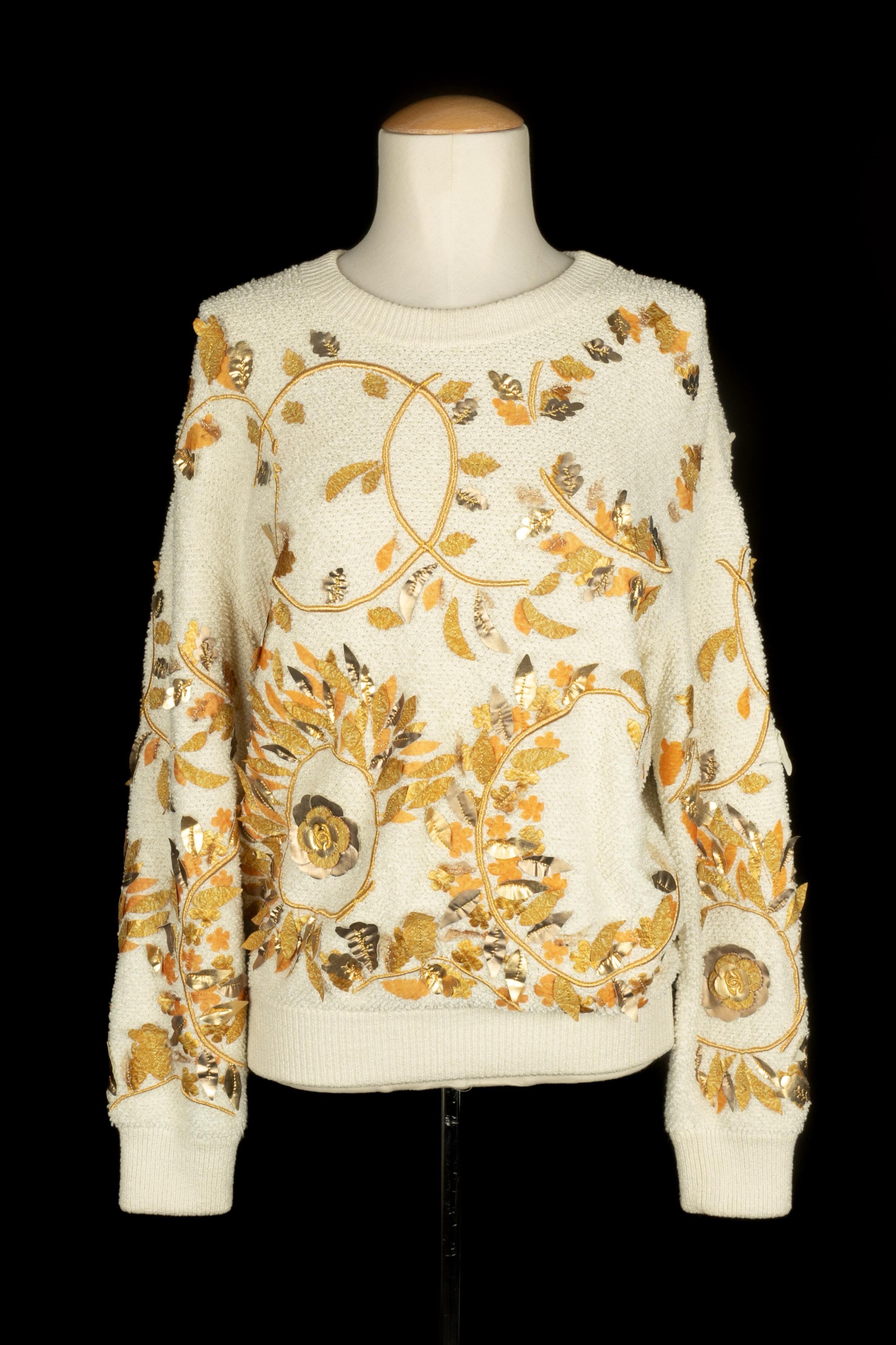 CHANEL - (Made in Italy) Offwhite Pulloveroberteil, bestickt mit goldenen Lurexfäden sowie Leder- und Stoffblättern in Gold-, Gelb- und Orangetönen. Größe 38FR angegeben. Resort Collection'S 2018 unter der künstlerischen Leitung von Karl