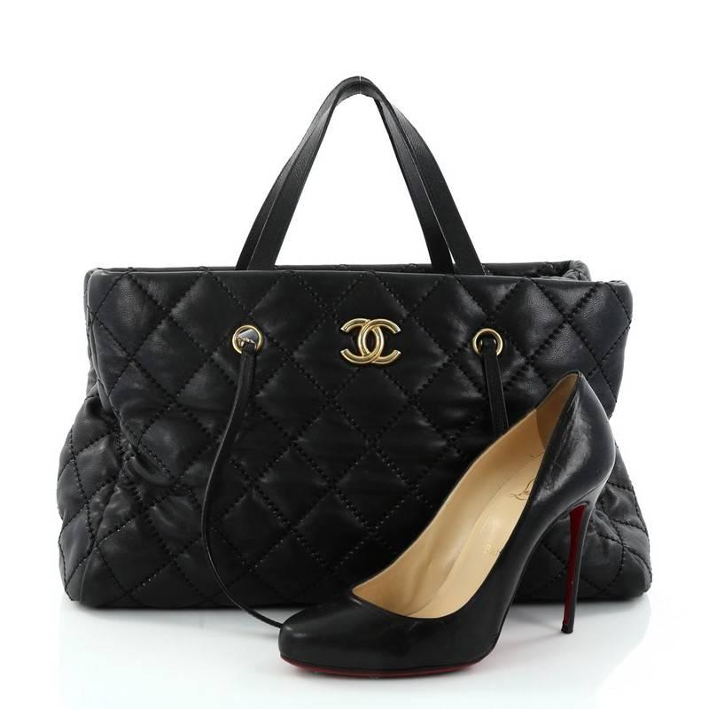 his authentic Chanel Retro Chain Shopping Tote Quilted Calfskin Large updates its classic tote design with meticulous design in a retro-inspired theme. Crafted in black quilted calfskin, this stand-out tote features dual-flat leather handles,