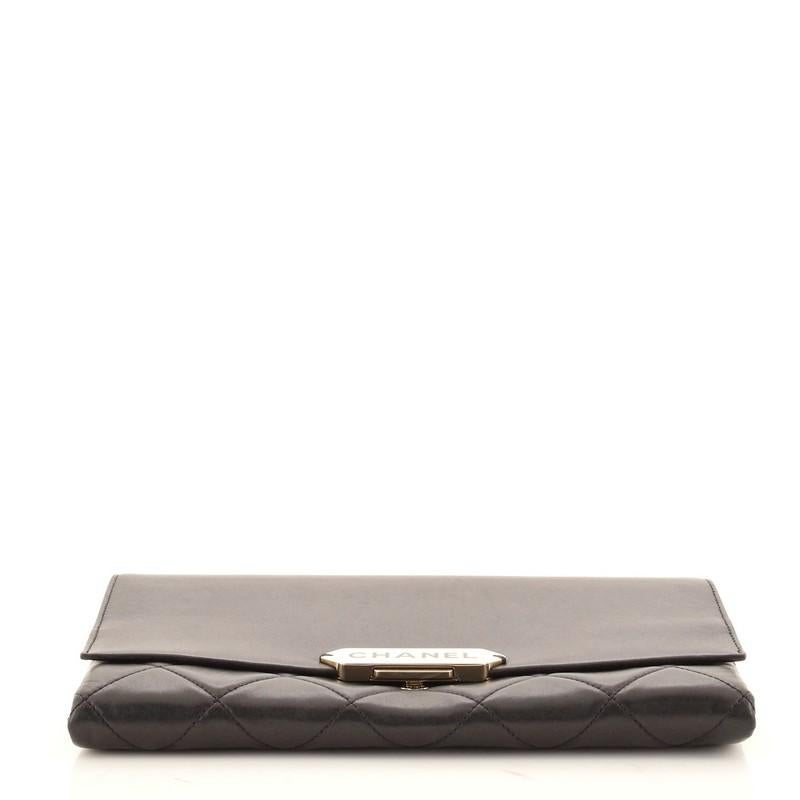 Chanel Retro Label Chain Clutch Gestepptes Lammleder im Zustand „Gut“ in NY, NY