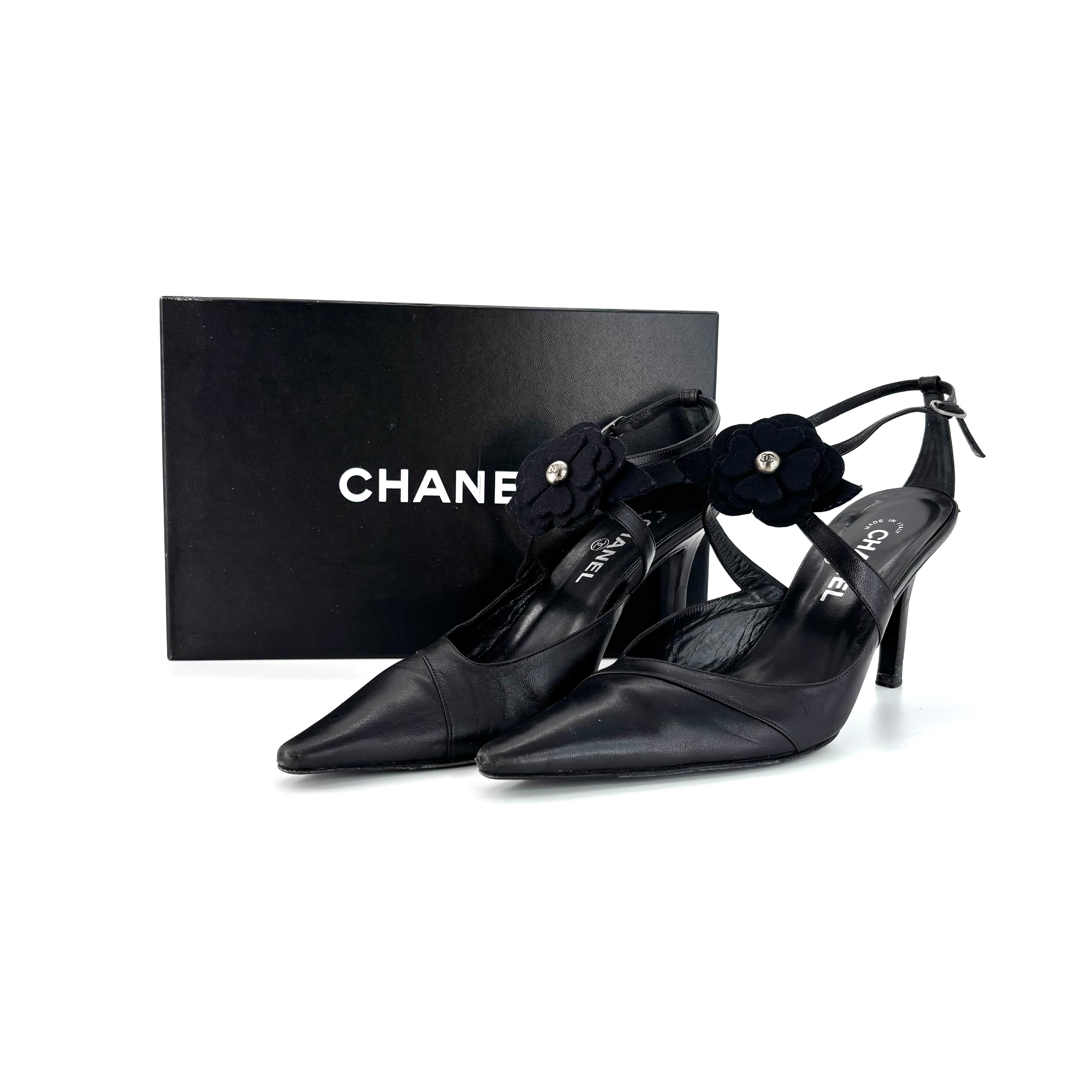 Chanel 2005, con il tacco a forma di fiore di camelia, con il marchio Chanel Retro Vintage
A22187

Colore Nero
Taglia 40EU
Altezza del tacco 3.75in

Tomaia in pelle
A punta 
Dettaglio fiore con logo CC a incastro
Cinturino con fibbia