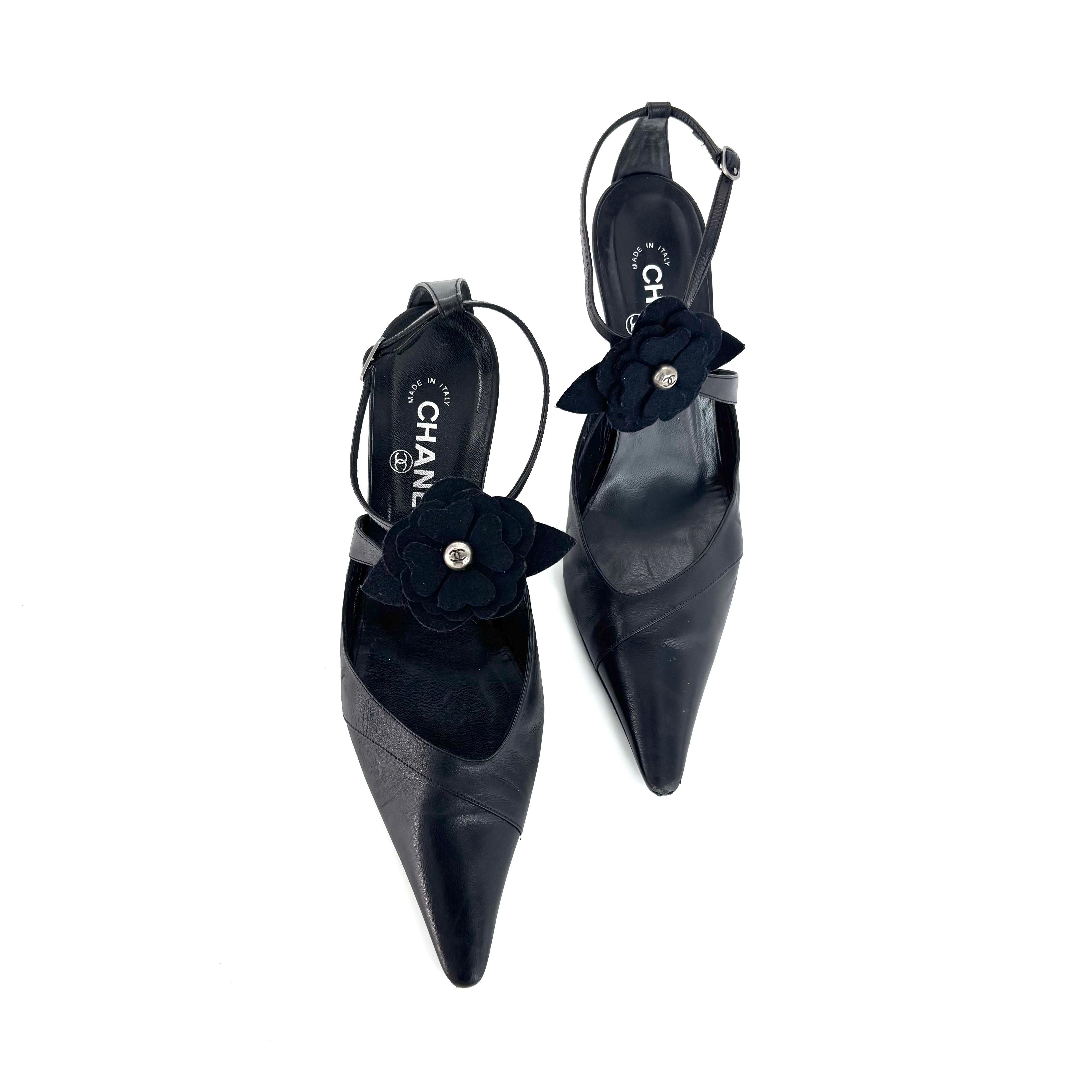 Chanel Retro Vintage CC Logo Camellia Slingback Ankle Strap Pointed Toe Pumps 40 In condizioni buone in vendita a Mechanicsville, VA