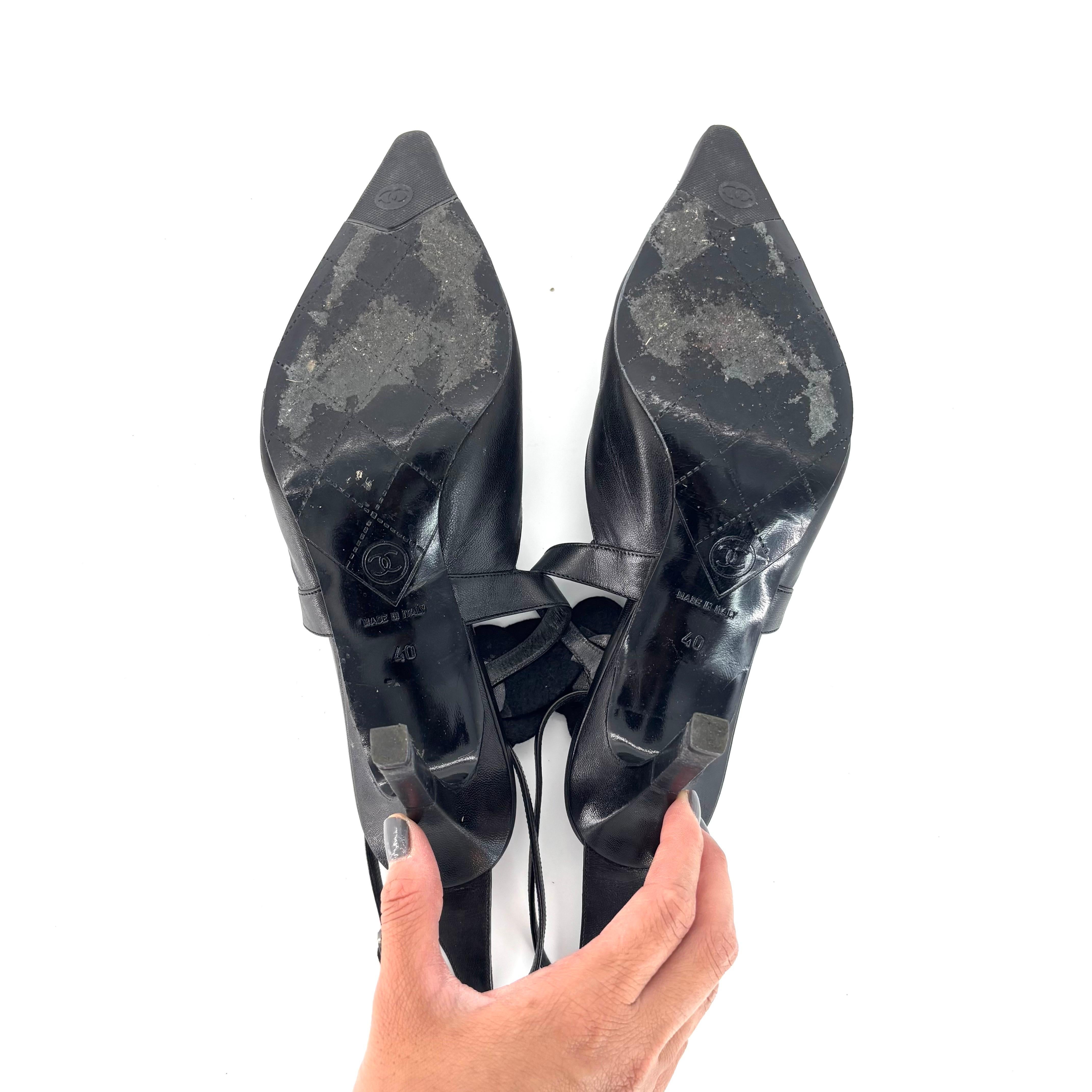 Chanel Retro Vintage CC Logo Camellia Slingback Ankle Strap Pointed Toe Pumps 40 in vendita 2