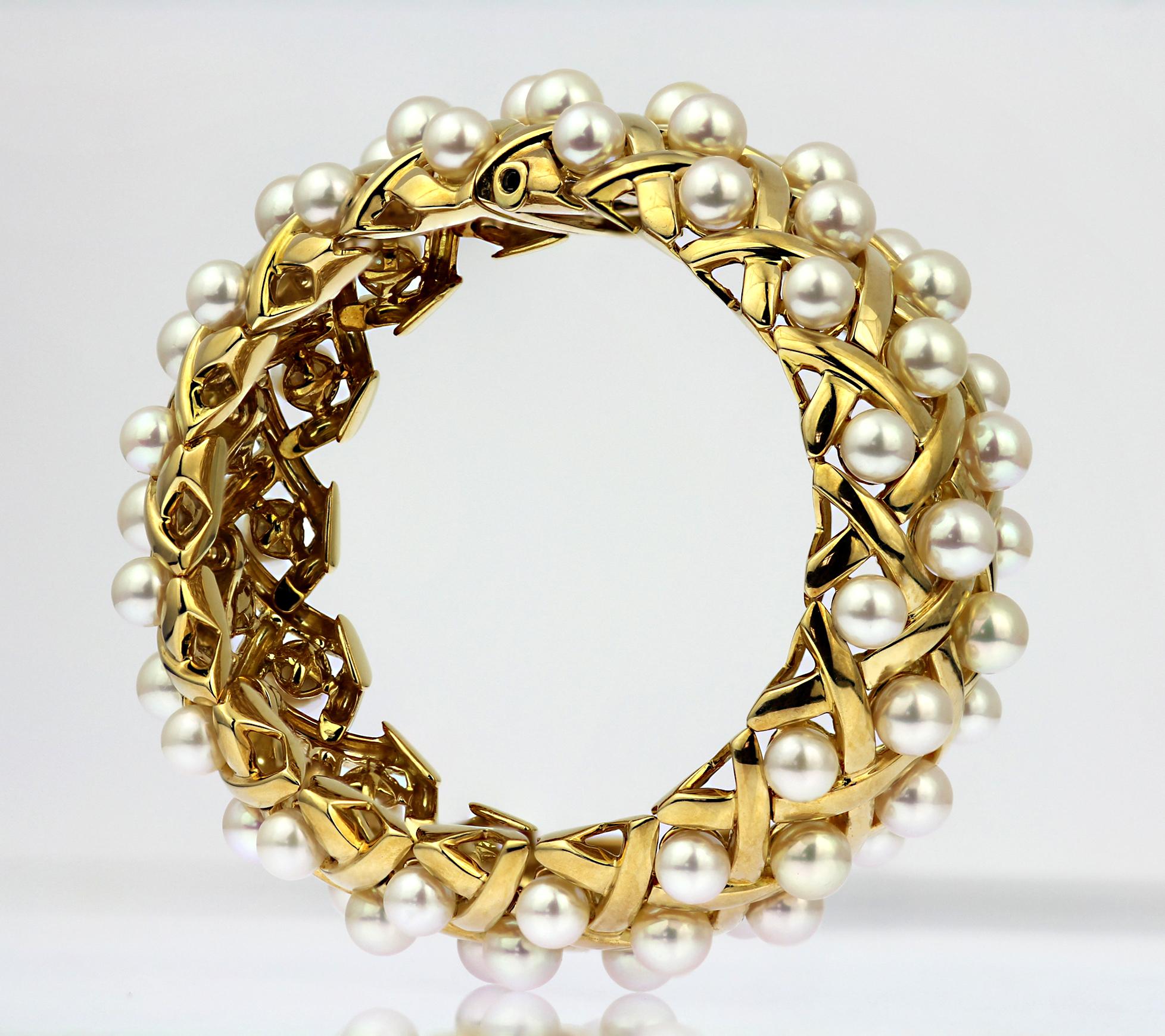 Women's Chanel Retro/Vintage 'Matelasse' 18ct gold and cultured pearl bangle For Sale