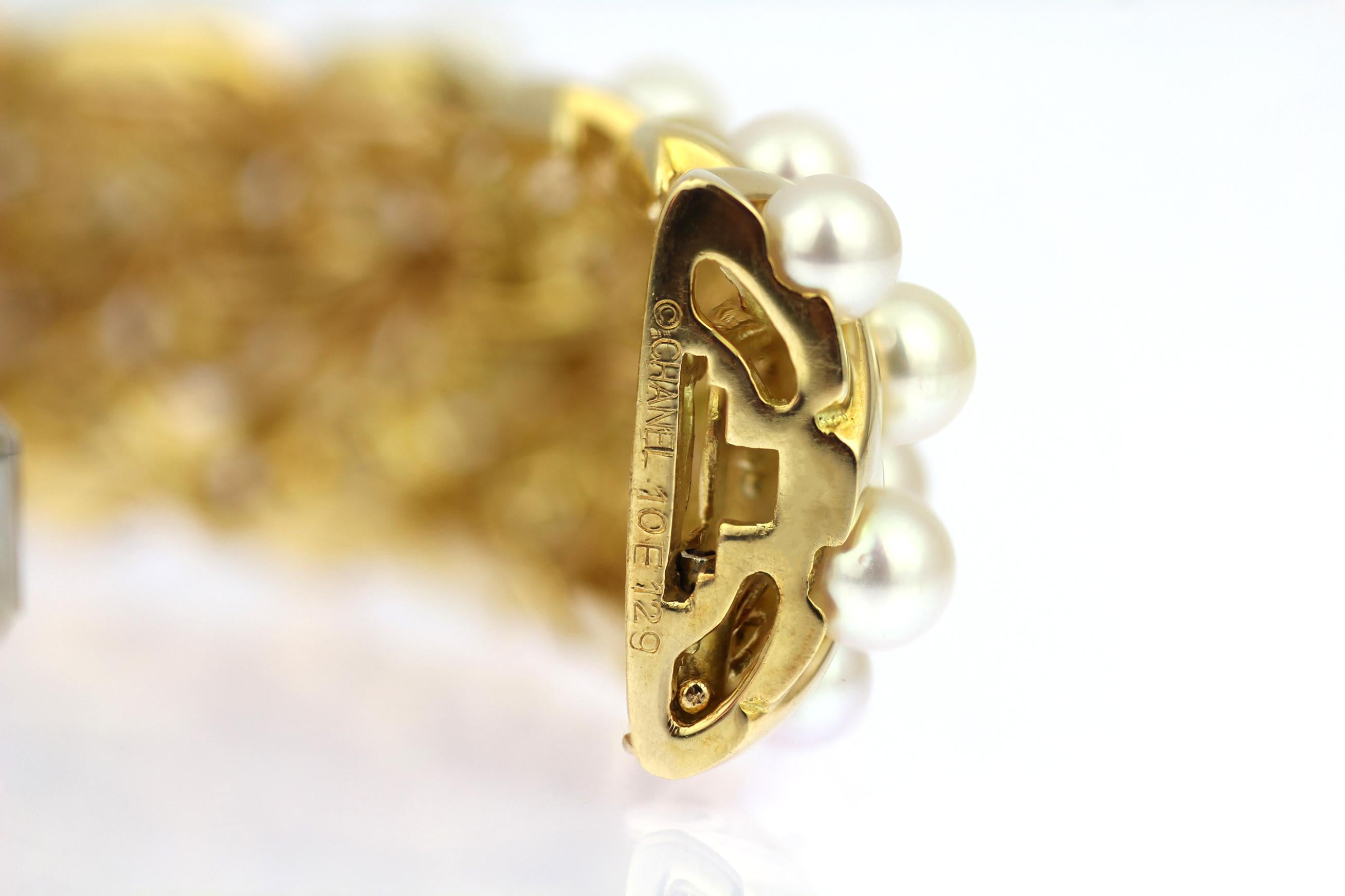Chanel Retro/Vintage 'Matelasse' 18ct gold and cultured pearl bangle For Sale 1