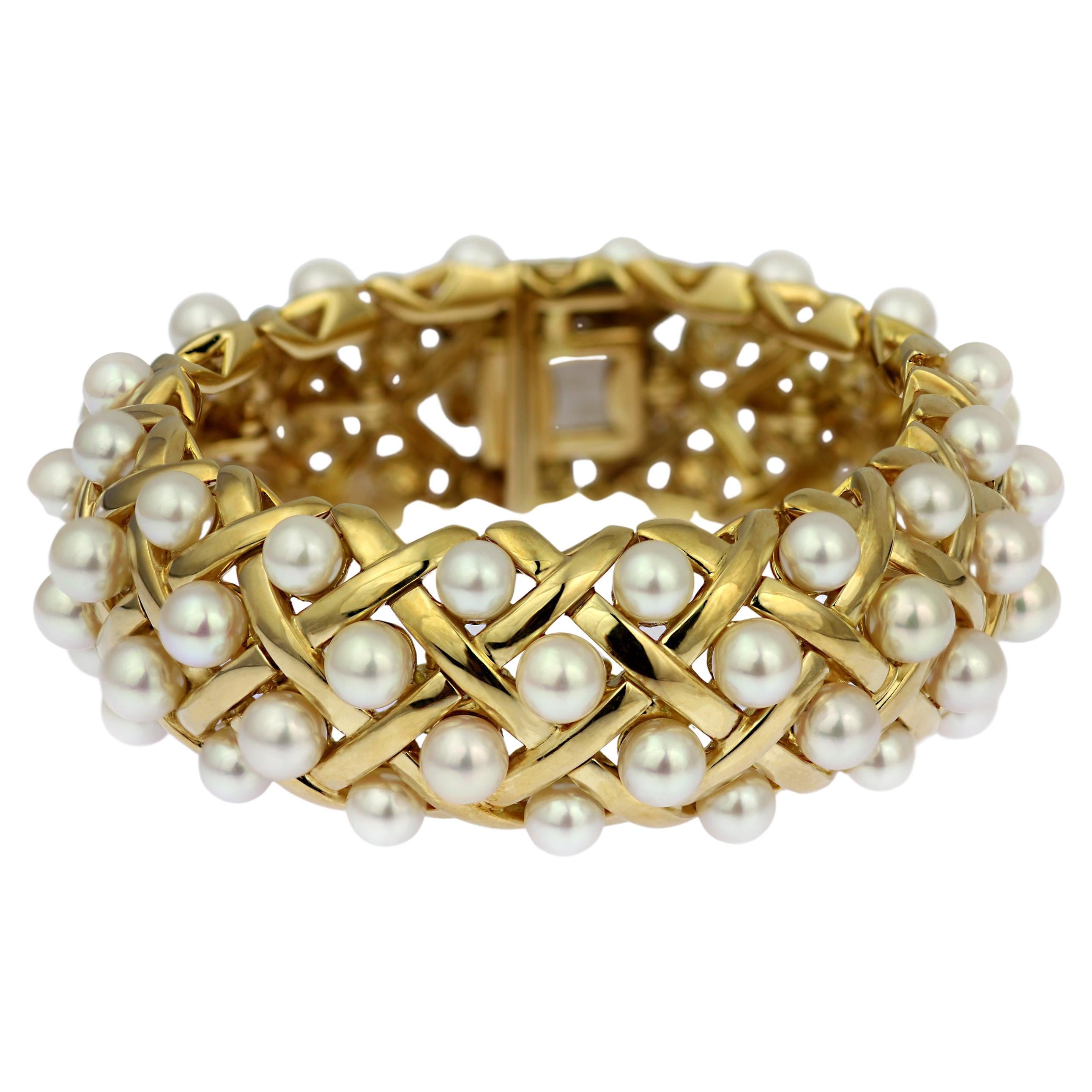 Chanel Retro/Vintage 'Matelasse' Armreif aus 18 Karat Gold und Zuchtperlen