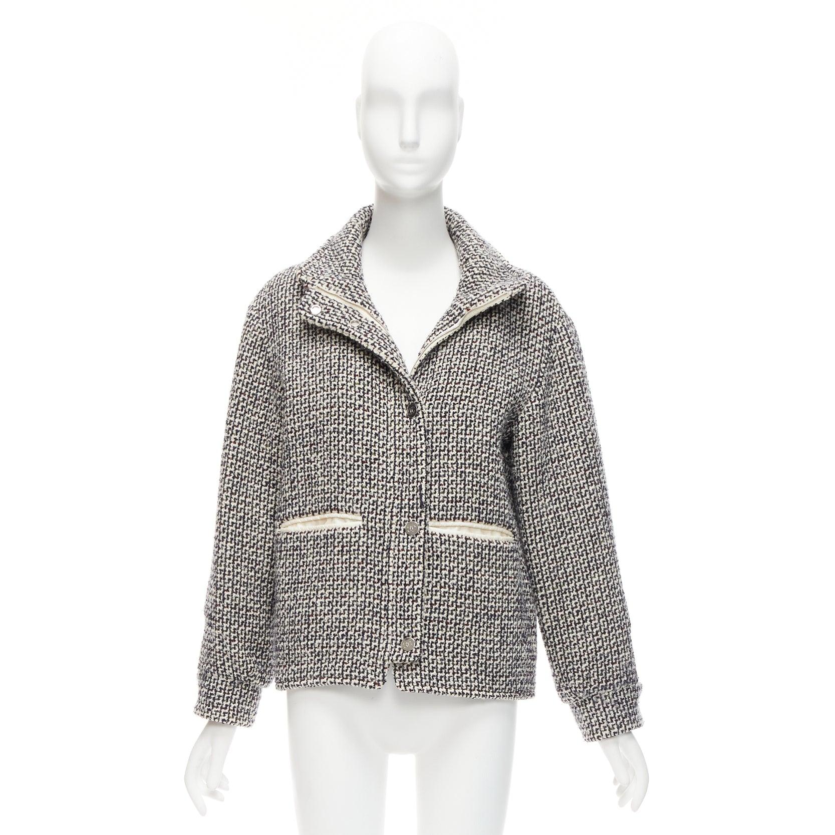 CHANEL Veste polaire réversible en tweed de laine noir et blanc avec logo CC FR36 S en vente 6