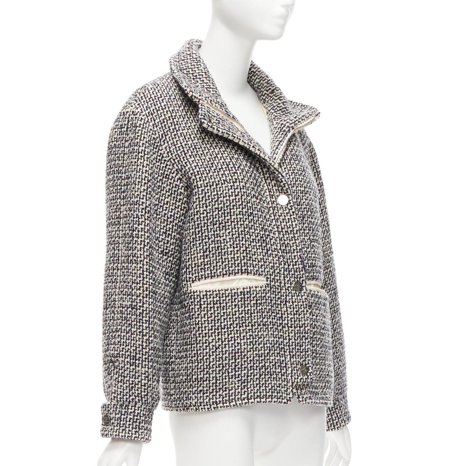 CHANEL Veste polaire réversible en tweed de laine noir et blanc avec logo CC FR36 S Pour femmes en vente