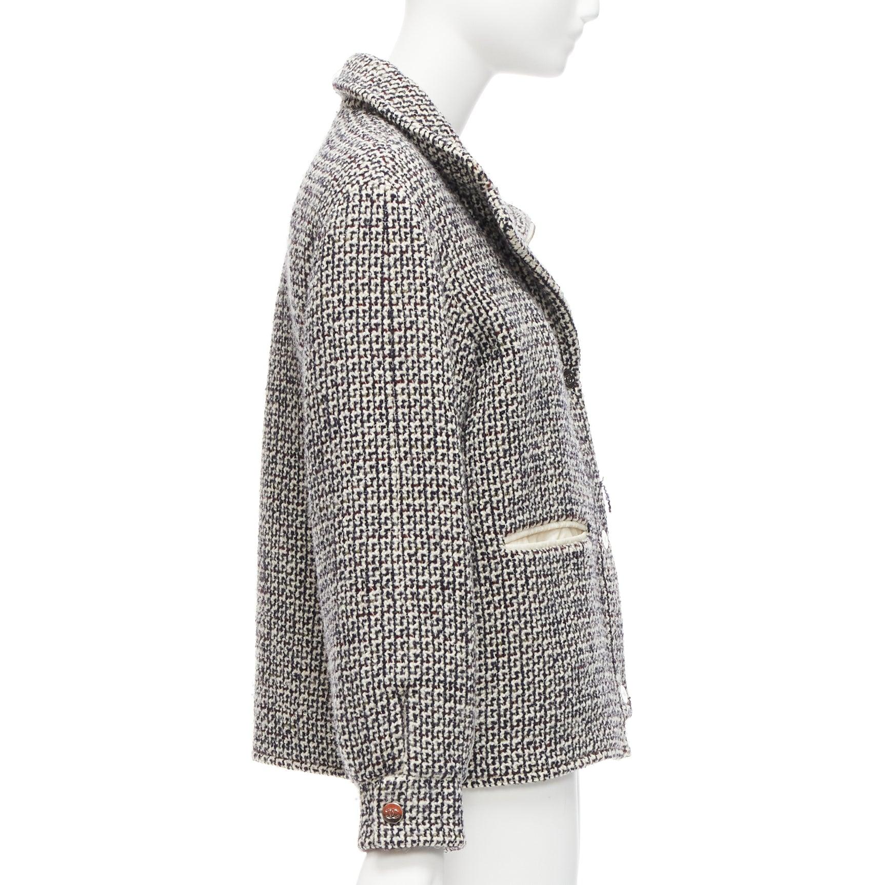 CHANEL Veste polaire réversible en tweed de laine noir et blanc avec logo CC FR36 S en vente 1