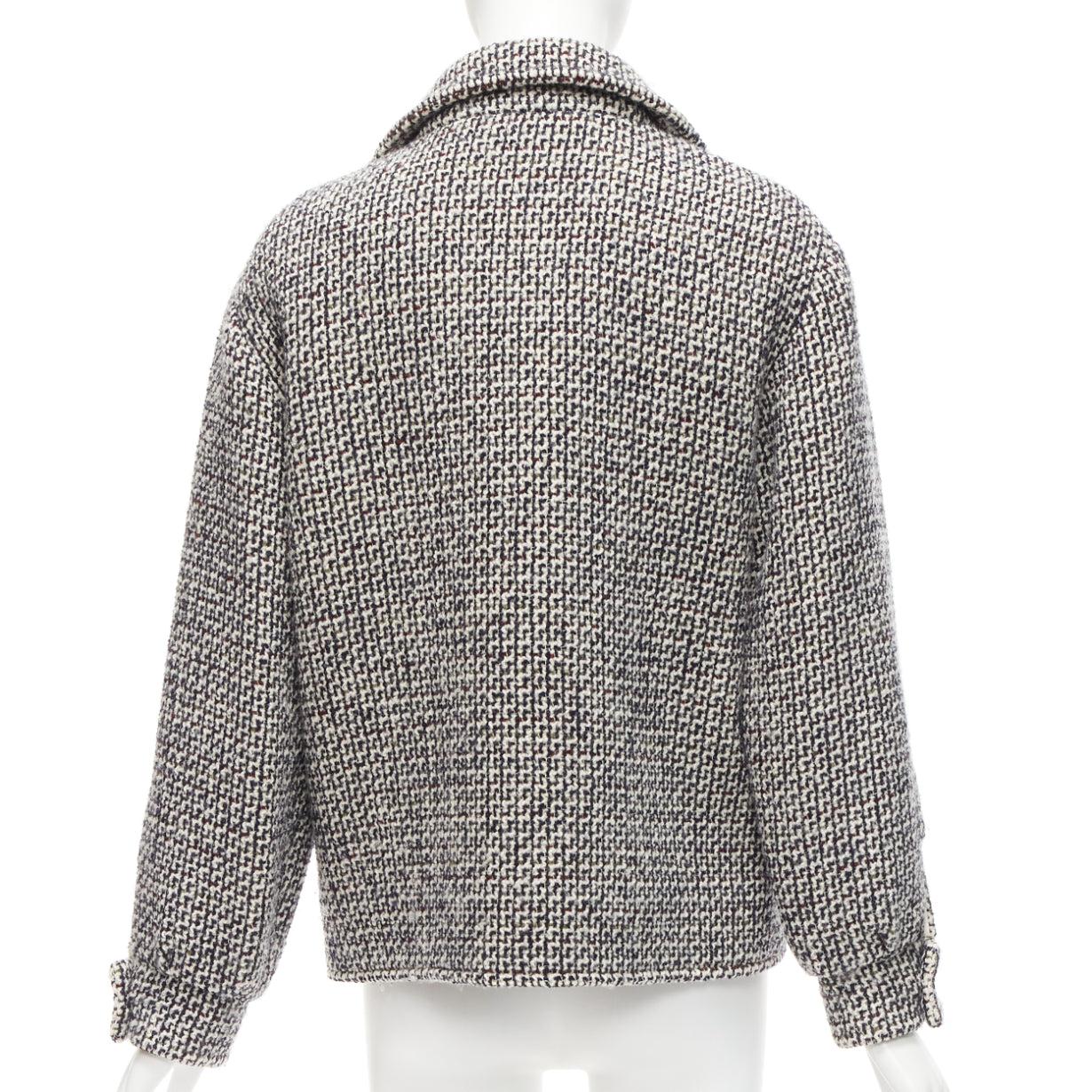 CHANEL Veste polaire réversible en tweed de laine noir et blanc avec logo CC FR36 S en vente 2