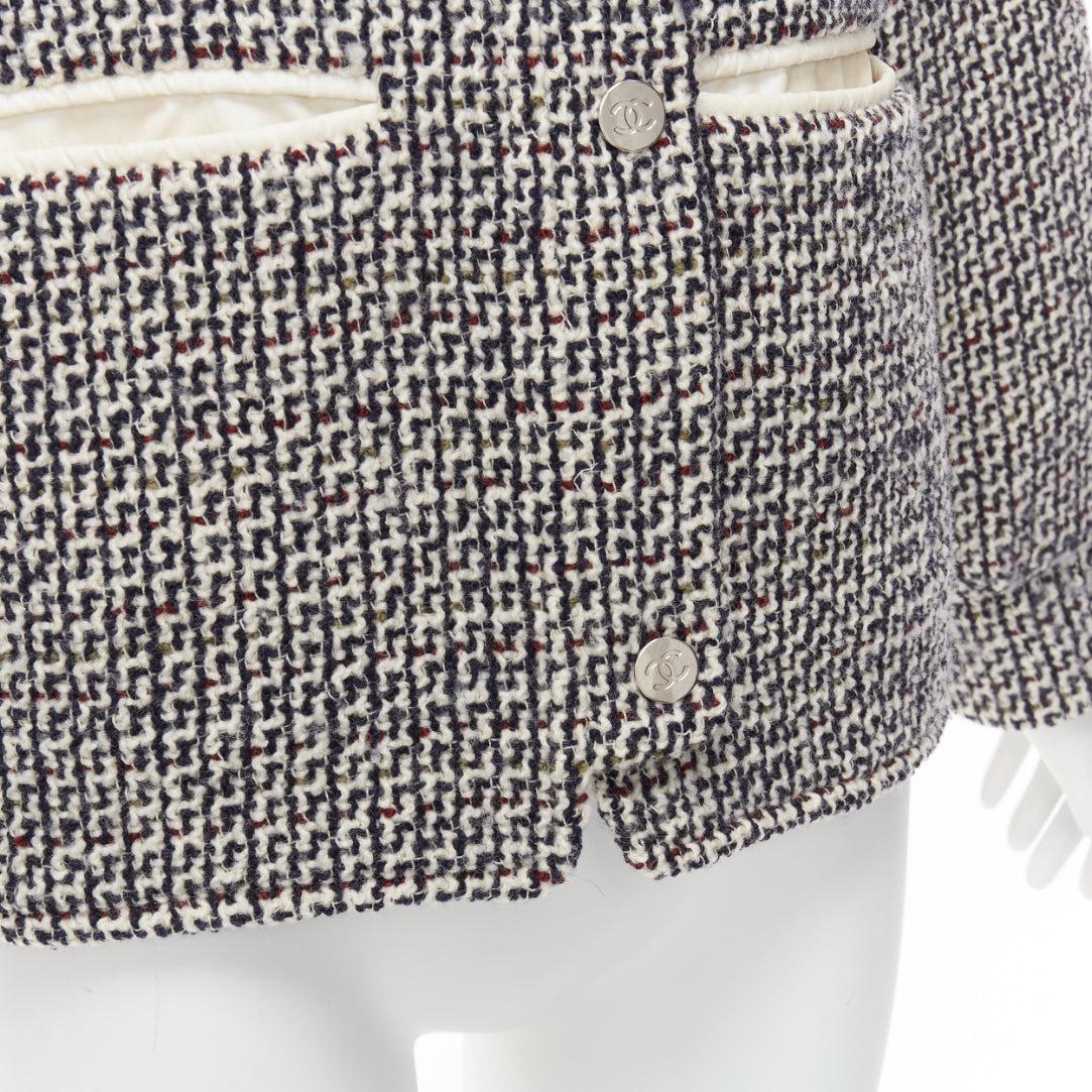 CHANEL Veste polaire réversible en tweed de laine noir et blanc avec logo CC FR36 S en vente 4
