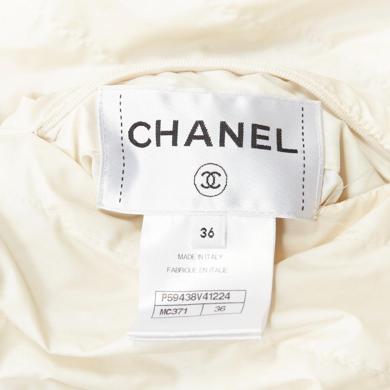CHANEL Veste polaire réversible en tweed de laine noir et blanc avec logo CC FR36 S en vente 5