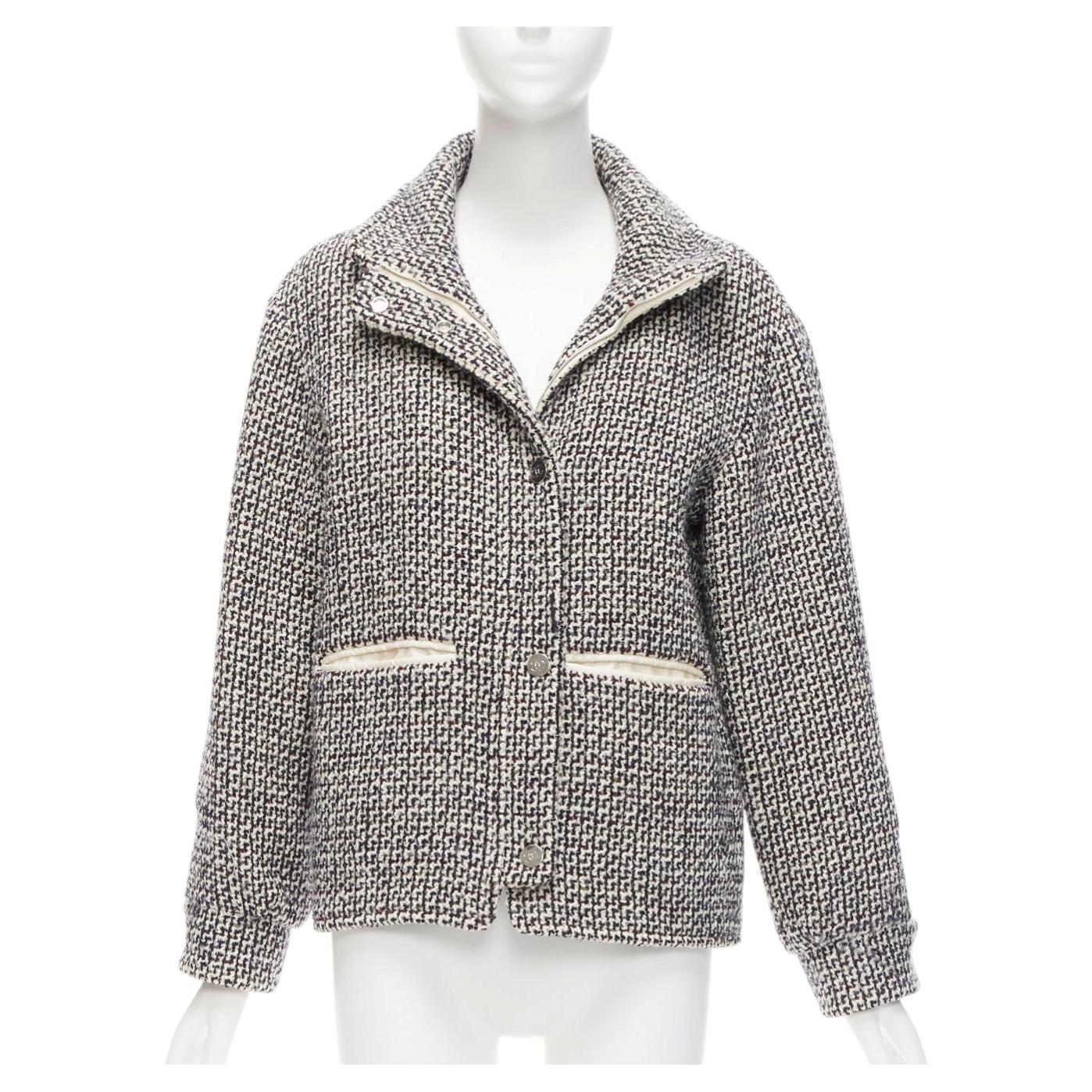 CHANEL Chaqueta acolchada reversible de tweed de lana blanca y negra con logotipo CC FR36 S