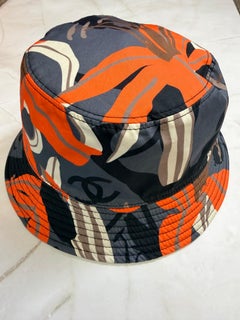 Sombrero de cubo reversible Chanel - Colección Pre-Fall 2023 con logotipo CC