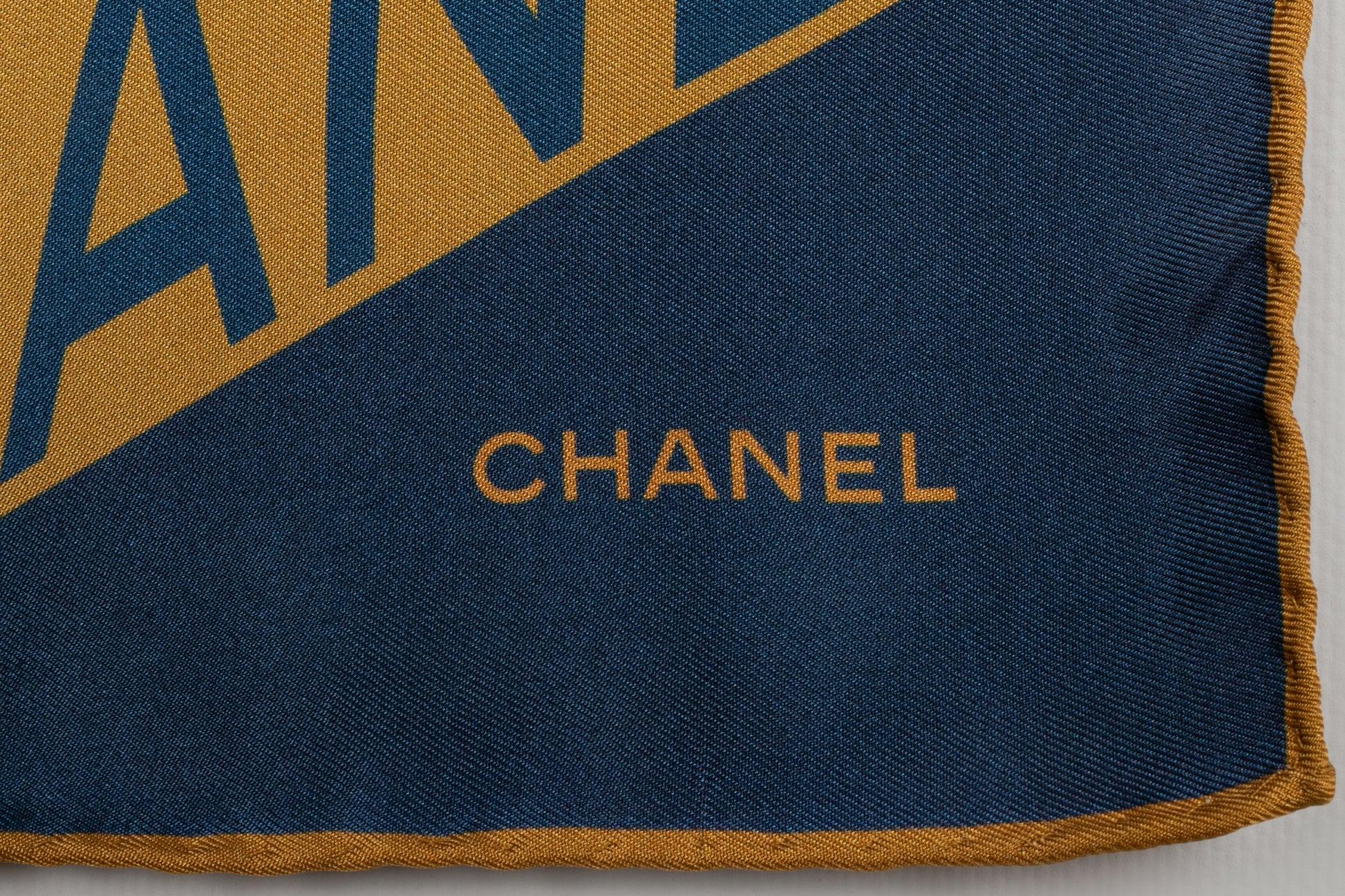 Chanel Wendbarer Seidenschaufel Damen im Angebot