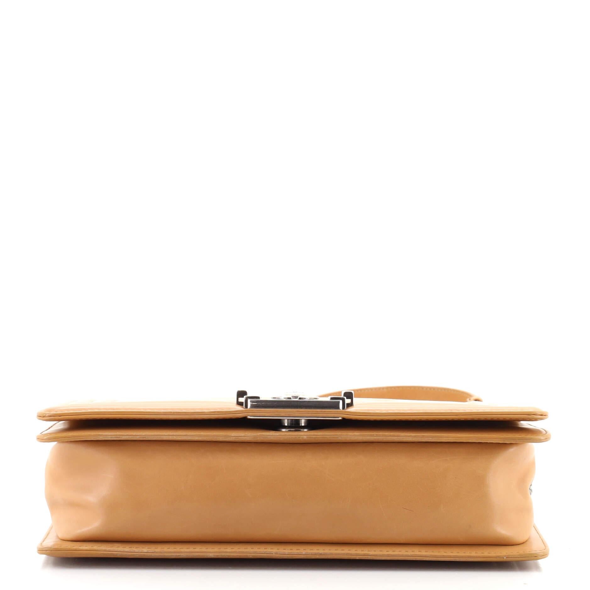 Chanel Reverso Boy Klappentasche aus glasiertem Kalbsleder Old Medium im Zustand „Gut“ in NY, NY