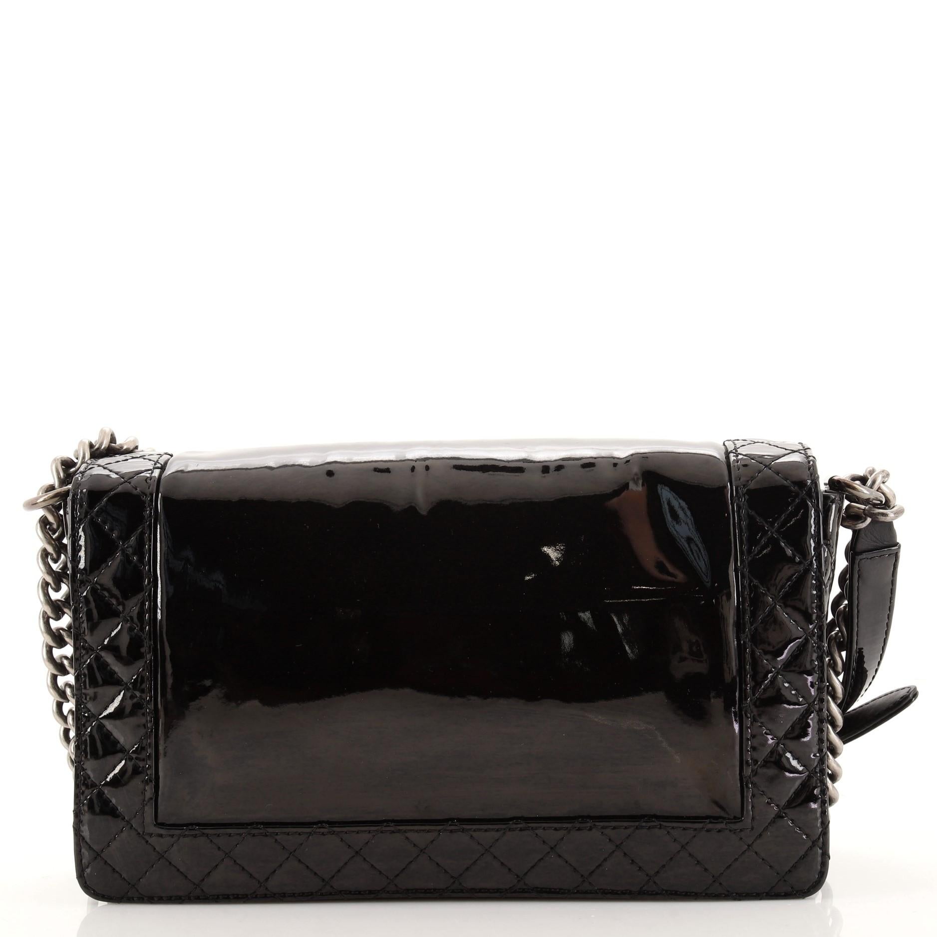 Chanel Reverso Boy Klappentasche Lackleder Neu Medium im Zustand „Gut“ in NY, NY