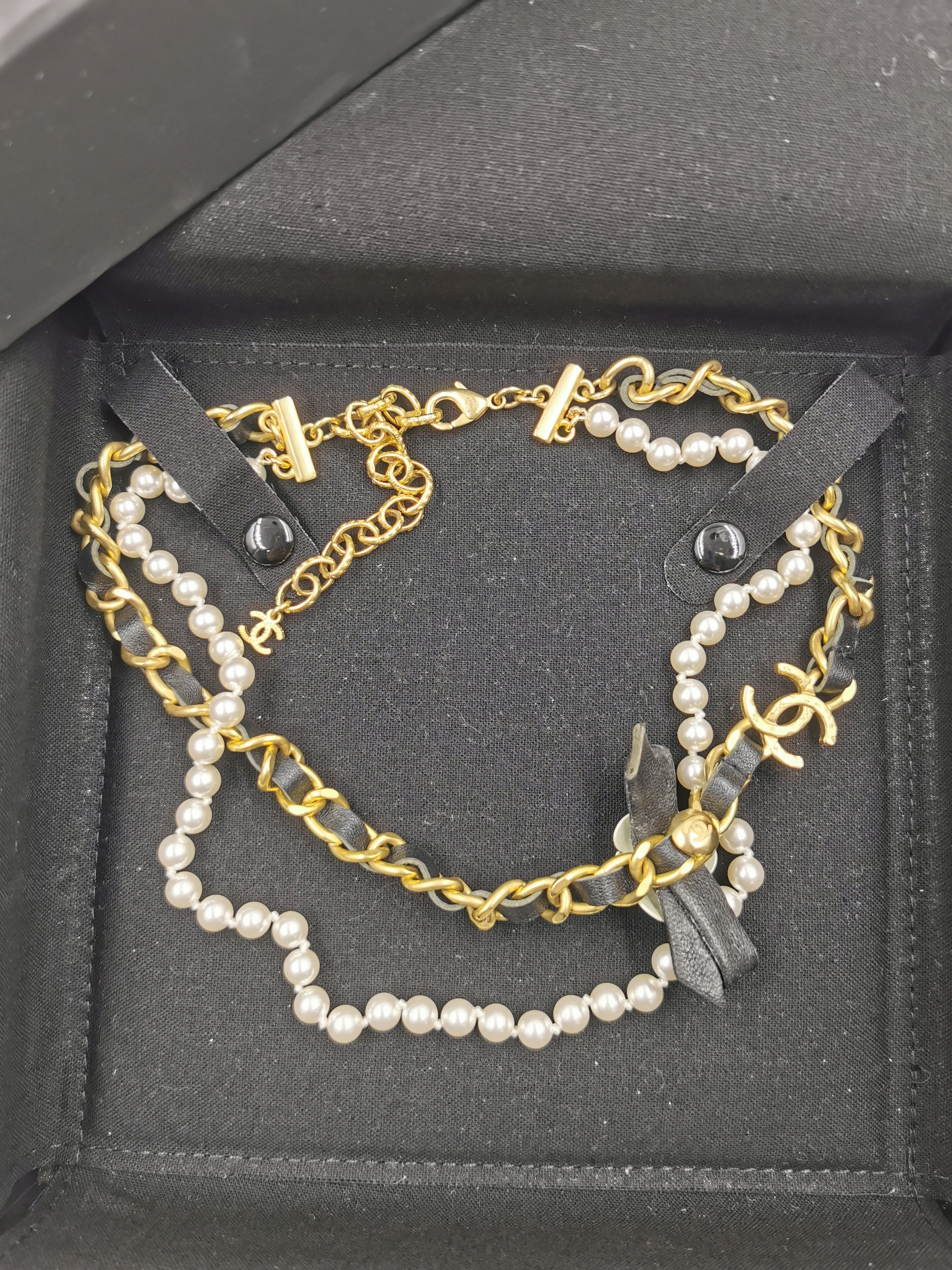 CHANEL 2020 Camellia Choker.

Feature
Material: Metal
Color: Gold
Condition: Good, with some mark on metal as pictured.
Period: 2020
Place of Origin: France